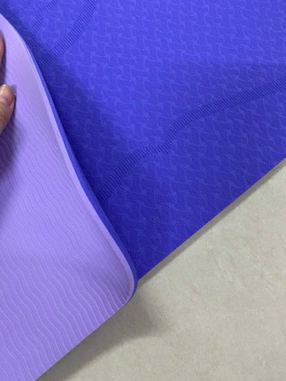 màu nổi quâ. nhưng cũng đẹp lắm. xốp dày, k trơn trượt, êm , sp toota nên mua nhé mn màu nổi quâ. nhưng cũng đẹp lắm. xốp dày, k trơn trượt, êm , sp toota nên mua nhé mn