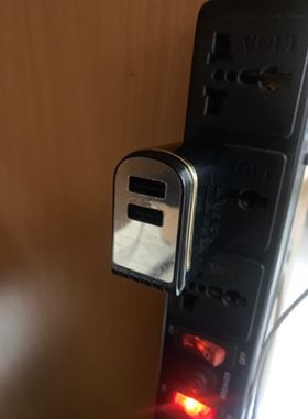 Mua hàng về sản phẩm mặt kính bị bung....sau khi dùng bị lỗi có hiện tượng như cắm vào ổ điện có đèn sáng...kêu rè rè một lúc thì mất tín hiệu và không vào sạc..nhưng khi rút điện ra thì sản phẩm lại hiển thị thông số...Đã liên hệ với Tiki để bảo hành nhưng gửi lại sản phẩm vẫn bị lỗi và hiện tượng như trước khi gửi bảo hành...