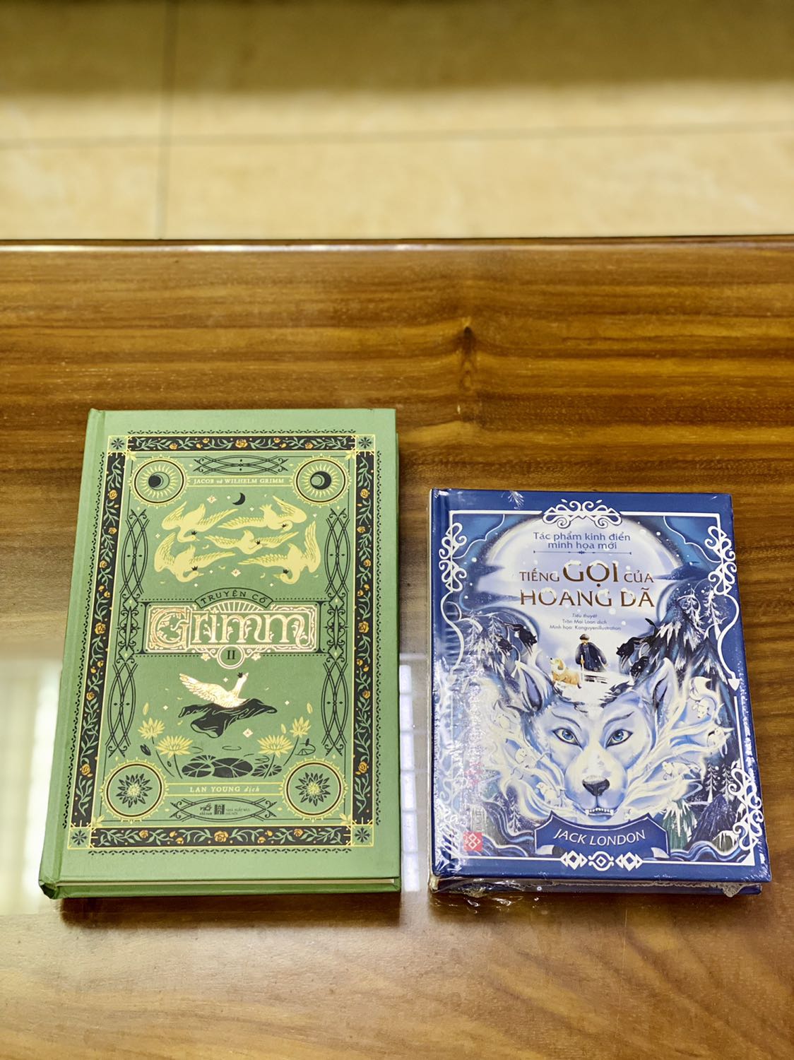 - Tiki giao hàng sớm hơn dự kiến 2 ngày. Hộp khá vừa vặn với sách, đơn 2 quyển nhưng chỉ 1 quyển được bọc màng co.
- Sách bìa cứng, khổ vừa, thiết kế bìa đẹp, chất lượng giấy ổn, có ảnh mình họa trắng đen theo từng câu chuyện. 
- Tuy nhiên trong quá trình bảo quản/vận chuyển các góc sách bị móp nhẹ, ruột sách bị gợn sóng làm ảnh hưởng đến thẩm mỹ của sách. Có thể vì lý do này nên giá sách giảm một nửa. Nhìn chung mình khá hài lòng với sản phẩm.