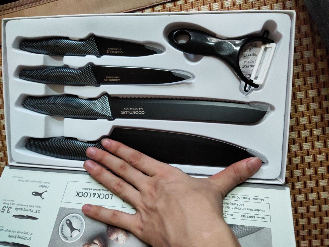 Nhìn tổng quan thì đẹp lung linh. Ban đầu cứ nghĩ dao nhỏ thôi ai ngỡ khá to nên dùng được rất nhiều việc. Bộ dao có thêm dụng cụ gọt hoa quả rất hữa dụng. Đáng để mua