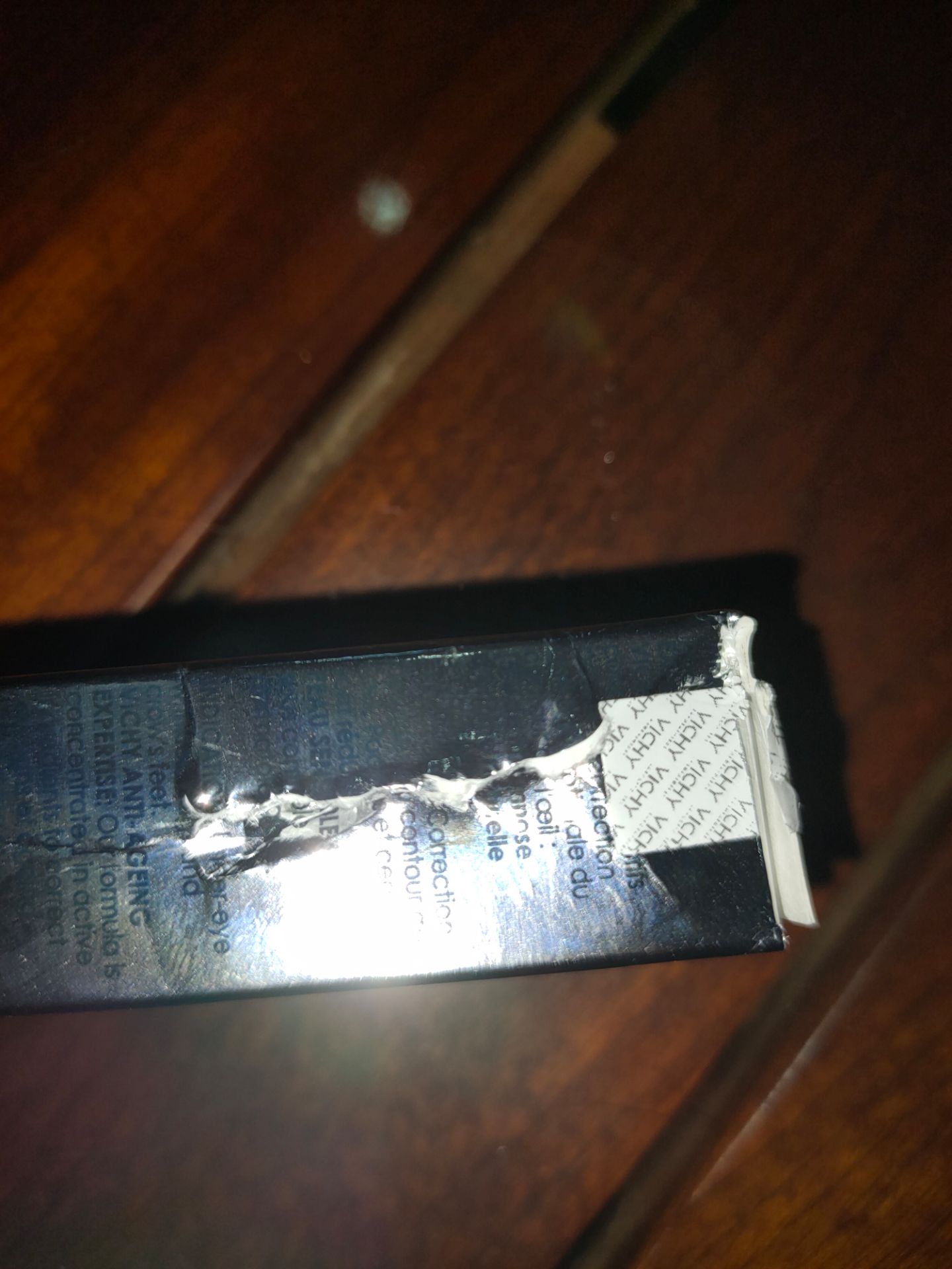 Hàng mắc tiền mà shop làm ăn gì kì vậy ạ ?Hộp ko có bao bì phía ngoài , đã vậy còn bị rách hộp.Tem cũng bị rách luôn .Rách từa lưa .Đề nghị shop trả tiền lại cho mình