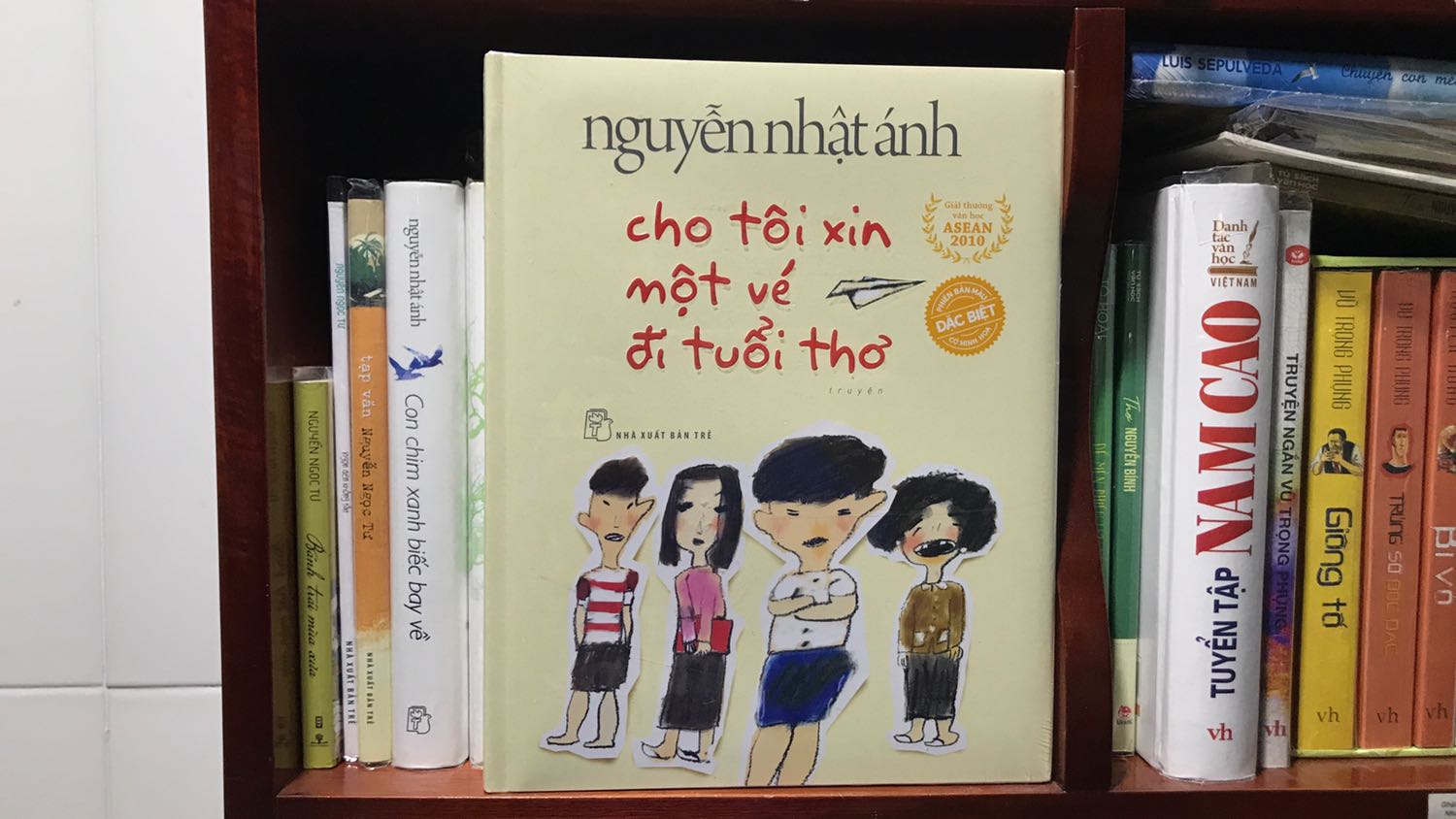 Mình không ngờ khi lần này NXB Trẻ lại in một cuốn sách quá khổ như vậy nhưng nó rất đặc trưng. Cuốn sách khá độc đáo với phần trang trí bìa 3D nhìn như các nhân vật nổi lên trên bìa ấy. Về nội dung thì cuốn này của Nguyễn Nhật Ánh sẽ cho ta về miền tuổi thơ với những trò nghịch ngợm,... Tất cả tự nhiên, diễn đạt mộc mạc mà đi sâu vào lòng người đọc, gây được tiếng cười cho cả người lớn và trẻ con. Tóm lại, mình cảm thấy xứng đáng để mọi người chi tiền sắm quyển này , hay và đẹp. ?