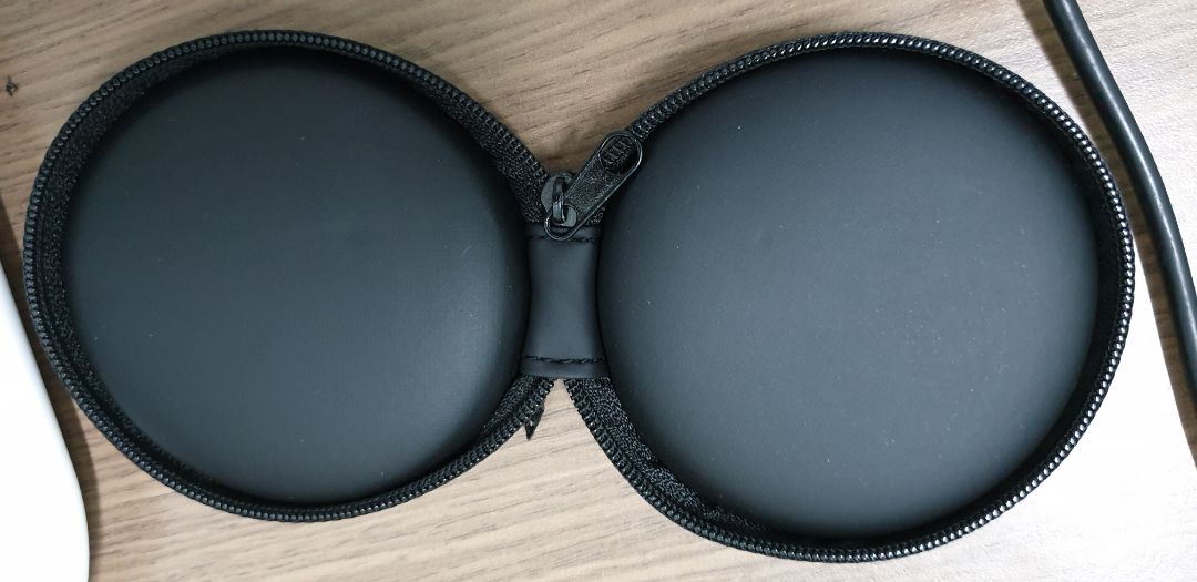 Cứ nghĩ rằng, của rẻ là của ôi. Nhưng trường hợp này thì lại không đúng. Mua đợt sale nên chỉ 16k thôi, nhưng hộp nhận được lại rất đẹp: cứng cáp, cầm chắc tay, đường chỉ kín kẻ, dây kéo êm. Rất thích sản phẩm này!