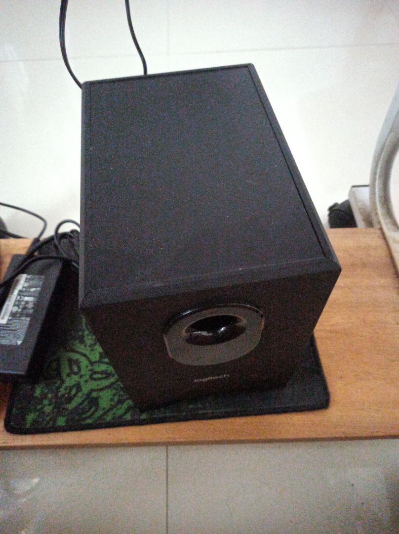 Mình mua loa này với giá 700k hồi giữa tháng.  Sau một thời gian dùng mình có chút nhận xét như sau:
Thiết kế: 2 loa vệ tinh, 1 loa chính, 1 điều khiển có dây. 
Kết nối: chỉ đúng duy nhất jack kết nối AUX 3.5mm, không bluetooth, không usb, không thẻ nhớ
Chất âm: ngoài Bass là ưu điểm ra thì không còn ưu điểm gì nữa vì âm bass lấn hết mọi âm thanh khác..mid, treble gì cực chán. Thế nên nghe nhạc nhẹ, nghe tin tức hay phim gì mà có nhiều thoại thì âm vocal nghe rất nhỏ. Loa này phù hợp nghe nhạc edm, sôi động, phim đánh đấm, cháy nổ kỹ xảo thôi.

Âm lượng: đối với mình là ổn, khá to nhưng chỉ to khi dùng với máy tính. Còn kết nối với điện thoại thì âm lượng siêu nhỏ (vì loa này công suất lớn nên điện thoại không đủ lực để tải âm thanh)

Sau nửa tháng dùng liên tục thì tai mình cũng thích ứng được với loa, thế nên giờ cũng ráng dùng.

Tổng điểm: 6/10 cho tổng thể

Các bạn nên cân nhắc khi mua loa này, theo mình nghĩ thì vẫn còn nhiều loại loa có chất âm tốt hơn trong phân khúc giá này.