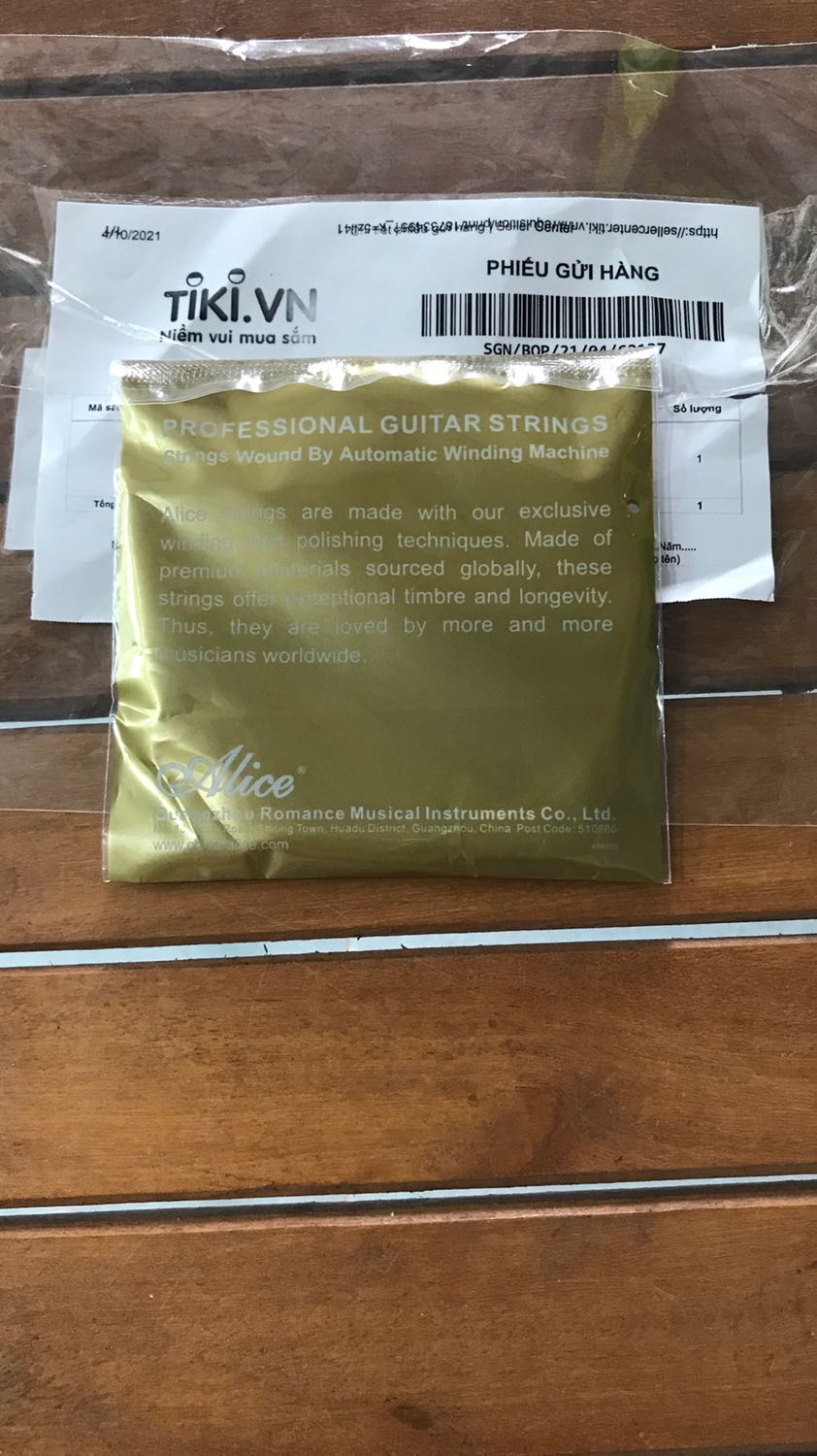 Shop minMusic này bán hàng không rõ ràng có thể nói là không uy tín . Tôi mua bộ dây đàn AC139 nhưng khi giao hàng , qua vỏ bao bì không thấy có ký tự nào chứng minh đây là dây đàn AC139 cả ( theo hình chụp quảng cáo trên tiki chỉ là hình chụp mánh nới đánh *** người mua ) khi giao cho khách thì chỉ giao sp đựng trong 1 vỏ túi nilon không có hộp giấy và không có dòng chữ nào ghi là AC139 như những chỗ khác vẫn bán. Đề nghị tiki cho trả hàng chuyển qua tiki xu dùm cám ơn.