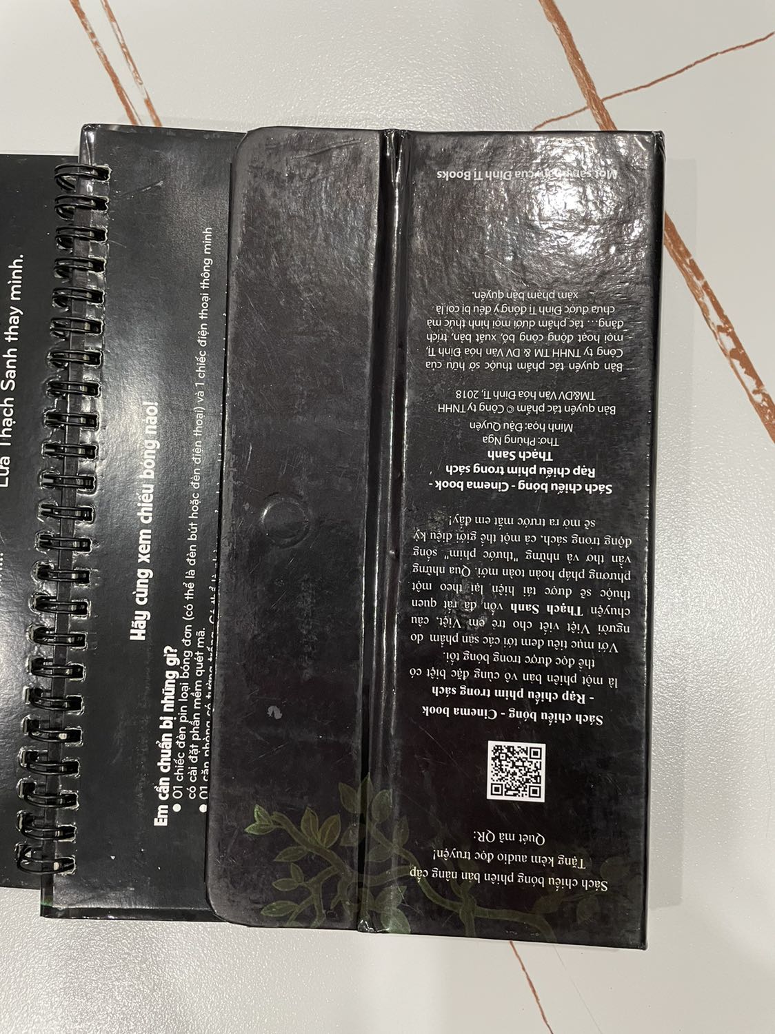 Sách mua 4 quyển nhưng 1 quyển là sách cũ, đã trầy xước và bong tróc. Đóng gói sách cũng ko cẩn thận, khá cẩu thả.  Rất không hài lòng với dịch vụ của fahasa.