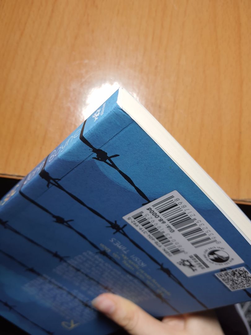 Dịch mà thời gian giao hàng vậy cũng khá là nhanh, đóng gói không kĩ lắm, làm cong sách. Chưa đọc nên chưa đánh giá nội dung được.
P/s: Mình đã đọc cái kết quyển sách vào sáng hôm nay, và mình khuyên mọi người không nên làm vậy - đọc cái kết quyển này vào thời gian bắt đầu 1 ngày.