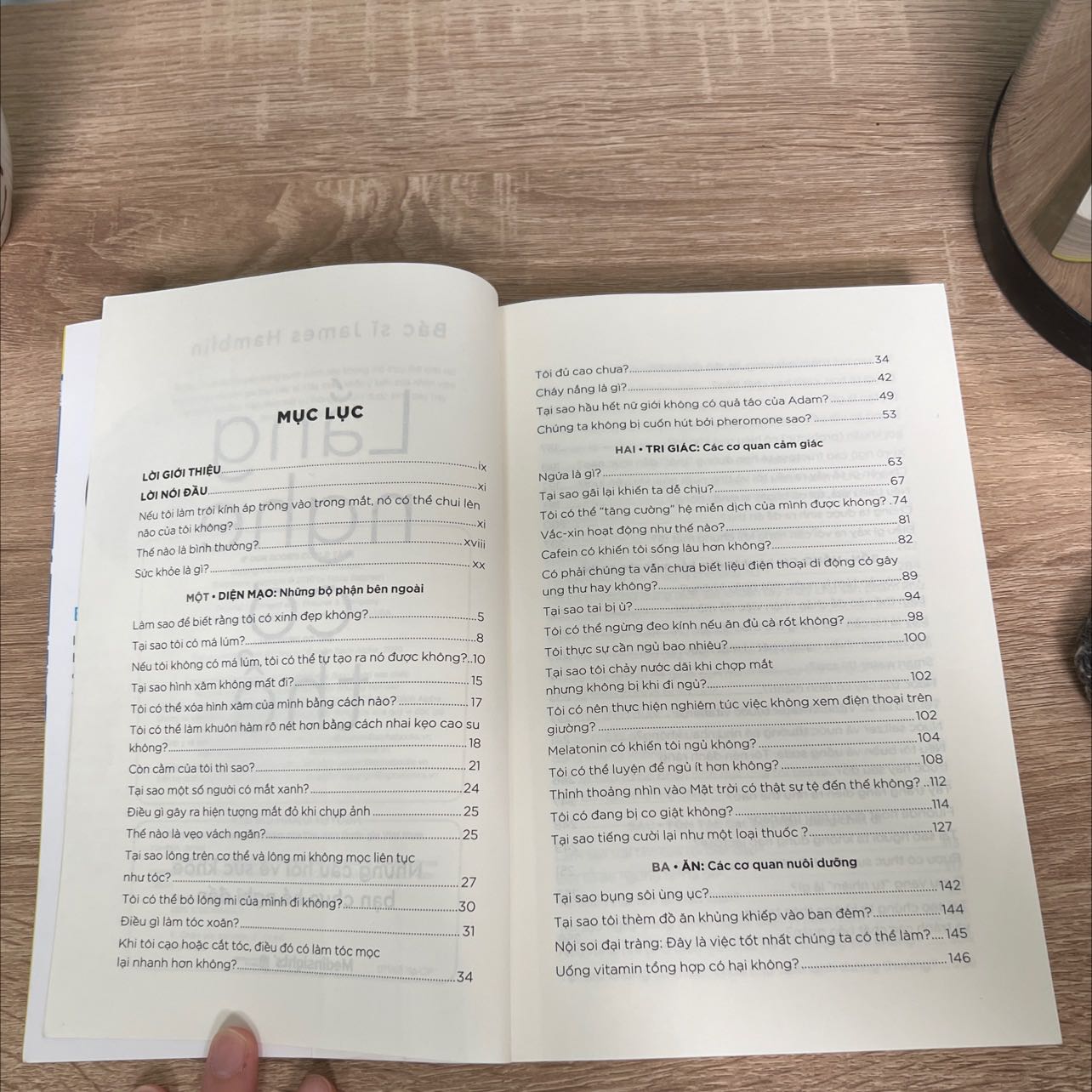 Cuốn sách cung cấp nhiều kiến thức thú vị. Tuy nhiên cá nhân mình thấy lời giải thích cho các câu hỏi khá dài dòng và đôi khi hơi lan man. Cuốn sách cung cấp nhiều kiến thức thú vị. Tuy nhiên cá nhân mình thấy lời giải thích cho các câu hỏi khá dài dòng và đôi khi hơi lan man.