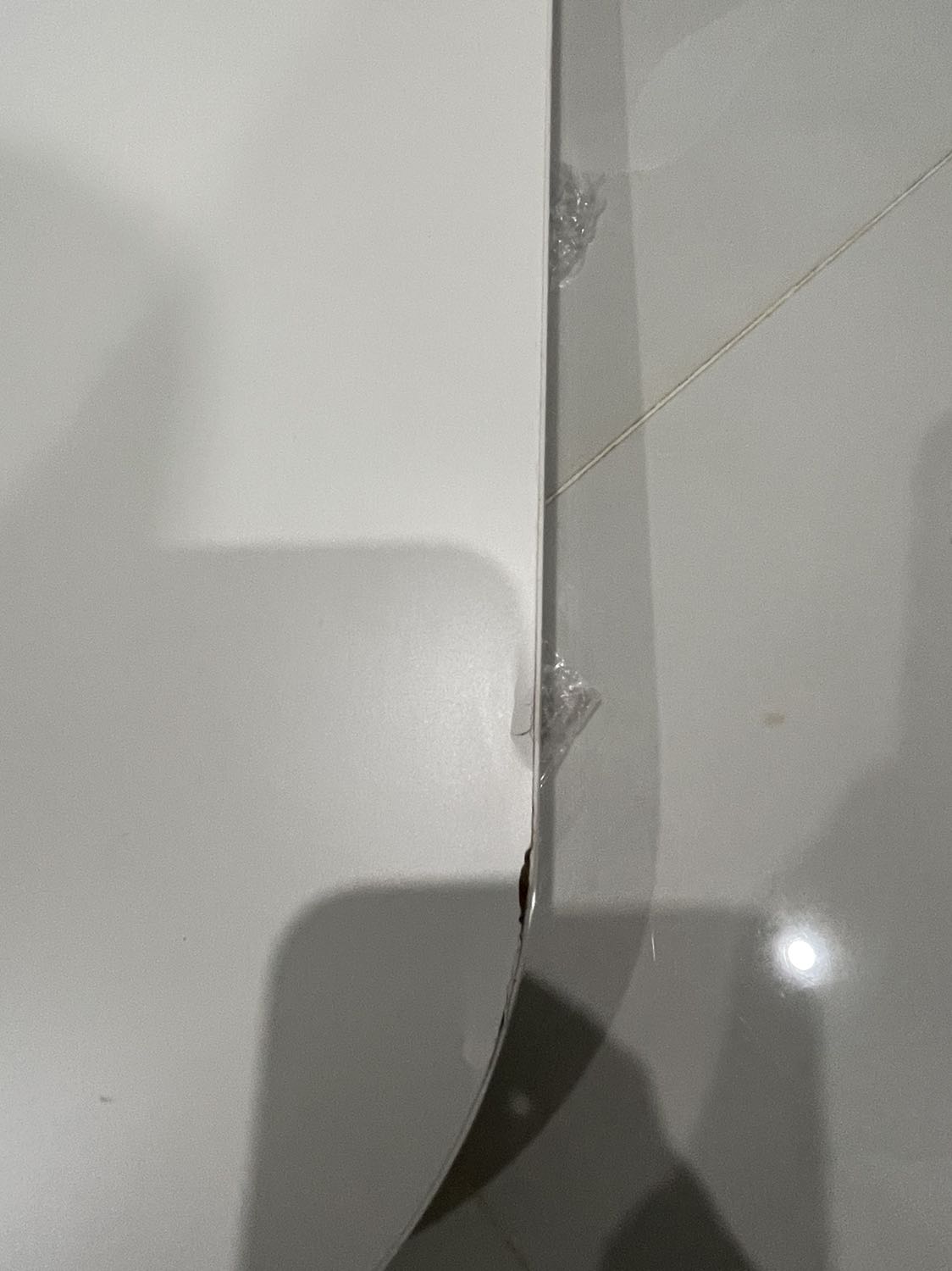 Bàn khi giao bị trầy bong tróc hết hai bên mép, giữa bàn bị thủng một lỗ đen ở giữa mặt bàn và trầy lỗ chỗ. Nếu hàng kém chất lượng thì không nên xuất kho và giao cho khách. Rất mất uy tín và thời gian.