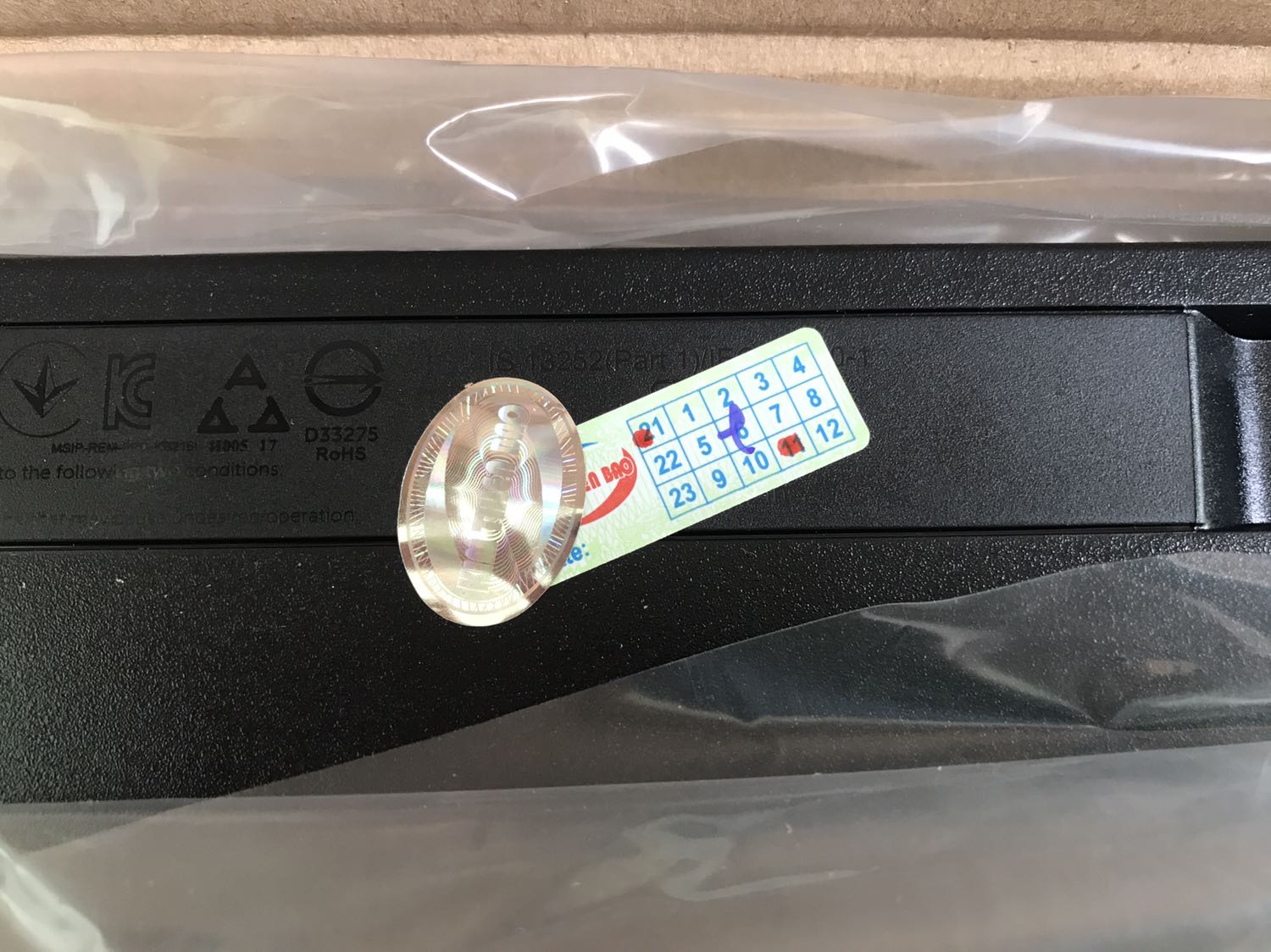 Cập nhật: Sau khi vô tình nhấn vào cái chuông nhỏ xíu của app mới thấy có thông báo là đơn hàng gặp trục trặc từ Tiki, được xin lỗi và tặng mã giảm giá (không biết bao nhiêu vì chưa sử dụng). Nên mình nâng từ 1 sao lên 5 sao.

Bàn phím bấm nhạy, êm và không gây tiếng ồn. Độ bền như thế nào thì chưa biết nhưng tốt trong tầm giá phù hợp cho dân văn phòng.

Trải nghiệm lần đầu mua hàng tại Tiki Trading là cực kỳ tệ. Đặt mua sản phẩm hôm thứ 6 (19/11). Trong khi đơn hàng từ các nhà bán khác đã được xử lý thì Tiki Trading treo đơn hàng của khách.

Liên hệ hỗ trợ thì chỉ nhận được câu trả lời là bảo chờ và không huỷ đơn được.

Sau đó, Tiki tự huỷ đơn hàng và báo hoàn tiền. Đến nay tiền vẫn chưa vào lại tài khoản.

Về sản phẩm: Sau khi đặt mua lại bằng đơn mới thì nhận được sản phẩm trễ hơn 2 ngày so với dự kiến. 

Sản phẩm đóng gói kỹ, hộp bao bì không bị móp. Tuy nhiên sản phẩm đã bị mở để dán tem bảo hành từ nhà bán.

Sản phẩm là hàng chính hãng, được sản xuất vào tháng 2/2021. 

Mua sản phẩm vào ngày 23/11/2021. Tem bảo hành để ngày 6/11/2021.