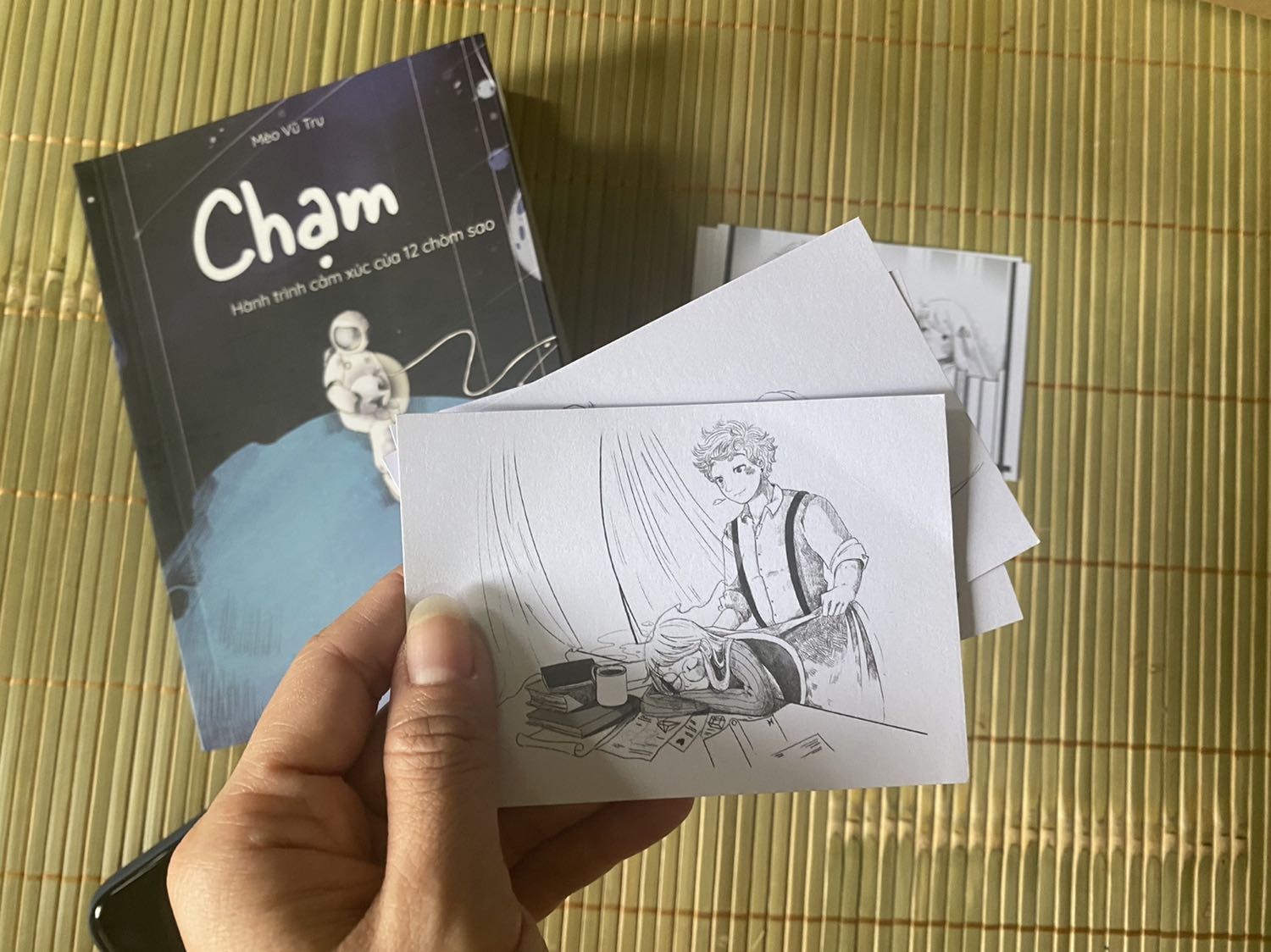 Cute khủng khíp ý. Sách thuộc chủ đề tình yêu cung hoàng đạo, mang tính giải trí cao, nhiều hình minh hoạ rất đáng yêu, tặng kèm quà để tô màu. Asbooks cũng đã nói đây đơn thuần là sách giải trí chứ không liên quan gì về kiến thức chuyên sâu chiêm tinh học, có một số cặp đôi hợp và duyên số đều căn cứ theo vị trí trên vòng hoàng đạo chứ không phân tích đủ cp 12-12. Nếu ai muốn chuyên sâu hơn thì nên tìm bộ 12 mảnh ghép nhé. Chứ chê kiểu lệch sóng như sách ko đủ sâu với chả chuyên thì hơi vô duyên nghen. Mình thấy rất cư tê đáng mua lắm luôn ý.