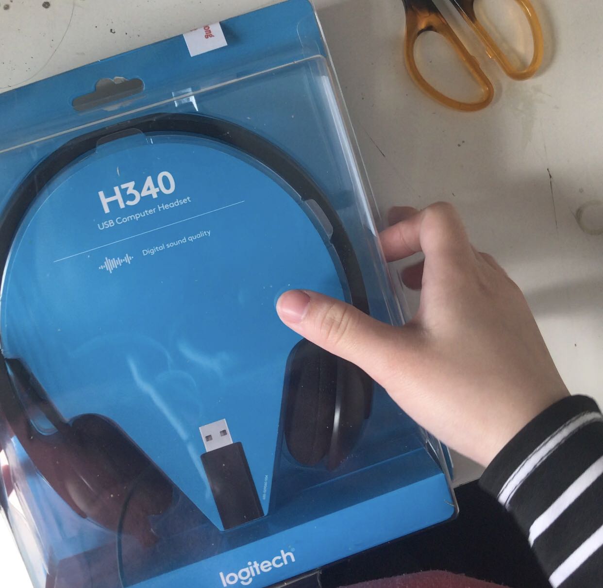 Thời gian giao hàng siêu nhanh, mới đặt hàng đêm hôm qua, mà 10h sáng hôm sau đã nhận được luôn ạ, bọc hàng cũng được bọc gói cẩn thận.

Tai nghe có đệm bông khá là êm tai, nghe âm thanh sống động hơn hẳn cái mình đang dùng. Mình bật âm thanh ở mức cao nhất cũng không thấy bị tràn âm thanh ra ngoài. Mic cũng rất nhạy, có thể gấp gọn lên trên khi không dùng, thu âm tốt mà tiếng ấm lắm trời ơi nghe kiểu một trời một vực với cái cũ. Học online hay như mình, dạy và làm việc online bằng cái này là chuẩn luôn ạ.