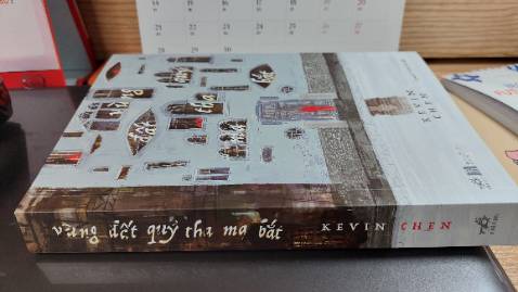 Trong tín ngưỡng dân gian nhiều nước châu Á, ngày rằm tháng 7 âm lịch vừa là ngày lễ Vu lan báo hiếu cũng là ngày tết Trung nguyên, khi mà Diêm Vương mở Quỷ môn Quan, thả các vong hồn tự do có dịp trở về dương thế. Mượn sự tích ngày lễ xá tội vong nhân với ý nghĩa một dịp đặc biệt để kết nối giữa người sống và người đã khuất, thể hiện lòng hiếu thảo từ bi và sẻ chia trong cộng đồng, Kevin Chen kể câu chuyện gia đình họ Trần ở một vùng quê nghèo miền trung đảo Đài Loan, câu chuyện là sự đan xen kết nối giữa những mảnh ký ức rời rạc với thực tại của cả người sống lẫn người đã chết khắc họa chân thực đến mức phũ phàng và bạo liệt bức tranh nông thôn Đài Loan phong kiến, lạc hậu cùng những thân phận con người nơi đây. 
Phong cách viết bình dân, ngôn ngữ và lời văn dễ đọc, dễ hiểu cùng những nét tương đồng cả về tự nhiên và văn hóa khiến câu chuyện trở nên hết sức gần gũi thân thuộc như xảy ra tại chính mỗi gia đình, lối xóm làng quê Việt Nam. Yếu tố kỳ ảo, giả tưởng, một chút hài hước cùng những bí mật gia đình được vén mở khiến câu chuyện dù cơ bản là buồn nhưng không bi lụy mà gợi mở thêm nhiều điều tốt đẹp.