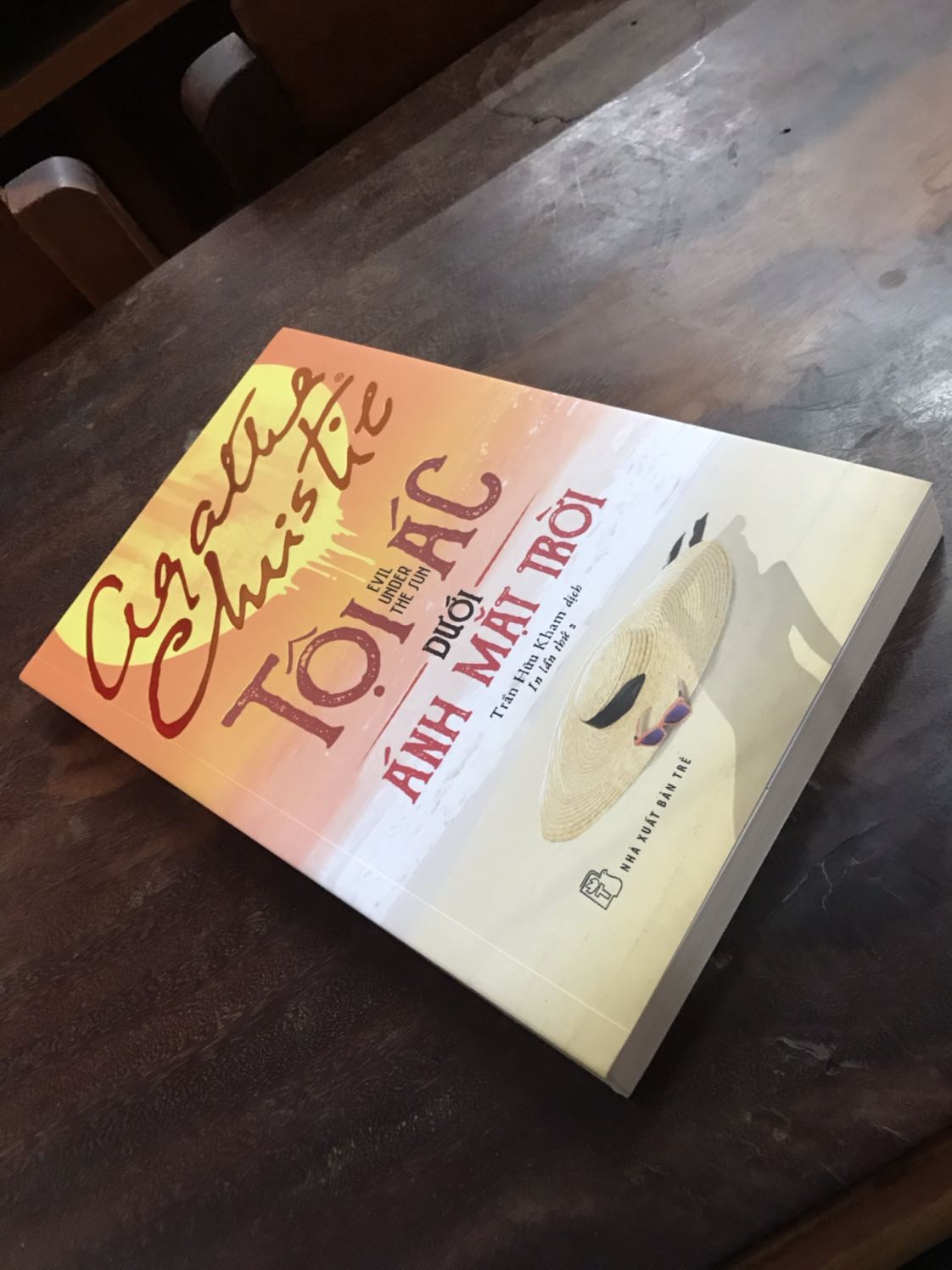 sách được bọc kĩ càng
nội dung lôi cuốn, nhiều tình tiết liên tục diễn ra, cú knock out cuối truyện khiến mọi người phải ngạc nhiên.
vẫn là cách viết truyện của Agatha với những cú bẻ lái khó ngờ đến.
sách nên đọc.