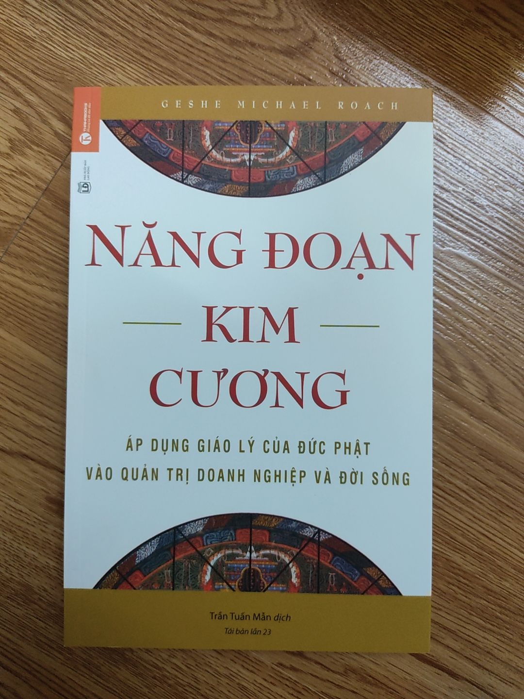 Đợt này mình mua lúc giao hàng nhìn hộp giấy bị rách thảm thương mà lo không biết sách có bị gì không. May mà không sao, chất lượng vẫn còn tốt. Cuốn này được bọc kiếng nên vẫn còn sạch đẹp.