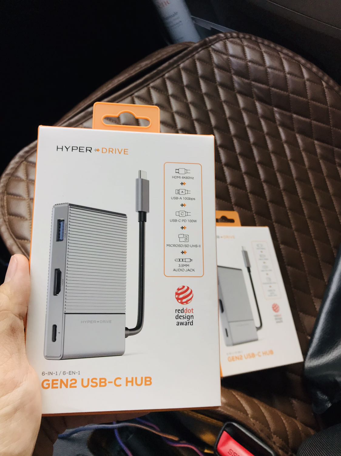 mình đang dùng hub 12in1 của hyper, thấy gian hàng trên tiki giảm 15%, mua 2 giảm thêm 20% nữa, thấy giá quá hời nên mình mua luôn 2 cái để share lại cho ai cần sau. Hub hyper không bị tình trạng lag wifi chập chờn khi căm vào macbook hay ipad như các hub khác. Đắt xát ra miếng.