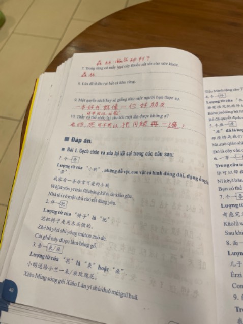 Nội dung phong phú, câu dịch trong sách hay, có đáp án rõ ràng, có giải thích. Bài tập từ dễ đến khoa ( sách bài tập cũng cố ngữ pháp HSK sách màu đỏ) cuốn sách màu vàng thì không có giải thích bài tập khó