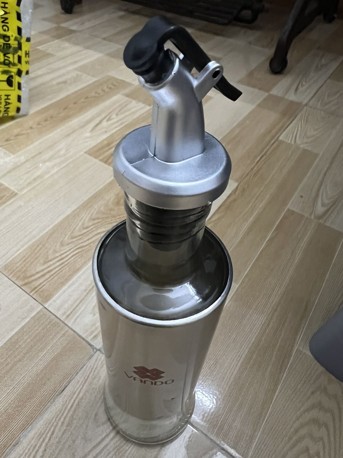 Chất lượng chai không sắc sảo lắm, chưa đổ dầu vào thử nên mình nhận xét tới đây thôi