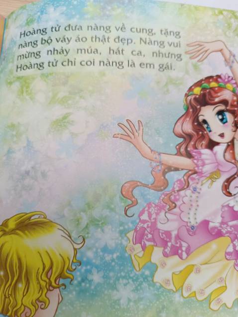 Nội dung bị giản lược và thay đổi nhiều so với truyện cổ tích Andersen. Mình lấy ví dụ 1 cuốn là truyện "nàng tiên cá" ở ảnh:  Chi tiết nàng tiên cá chỉ cần “lấy vỏ ốc đựng nước cho Hoàng tử uống” nghe rất ngây ngô, thiếu logic và không giữ được sự kịch tính vốn có.  Câu chữ rời rạc, nhiều đoạn giống văn kể của học sinh tập làm văn hơn là tác phẩm biên soạn chuyên nghiệp. Ví dụ: “Nàng vui mừng nhảy múa, hát ca, nhưng Hoàng tử chỉ coi nàng là em gái” - câu kết này vừa thô, vừa thiếu cảm xúc. Các tình tiết lớn như giao ước với phù thủy được kể lại nhanh, thiếu chiều sâu, mất đi sự bi thương và xung đột vốn làm nên linh hồn của câu chuyện.Bộ sách này gần như gom đủ các điểm yếu: triển khai sai lệch, văn kể dở, hình minh họa lạc tông. Đọc lên vừa hụt hẫng vừa khó chịu, và quan trọng là không truyền tải được tinh thần của Nàng tiên cá - một tác phẩm vốn nổi tiếng vì chiều sâu và tính bi thương.
Đây là một ấn bản thất bại cả về nội dung lẫn hình thức. Mua đọc thực sự phí tiền.