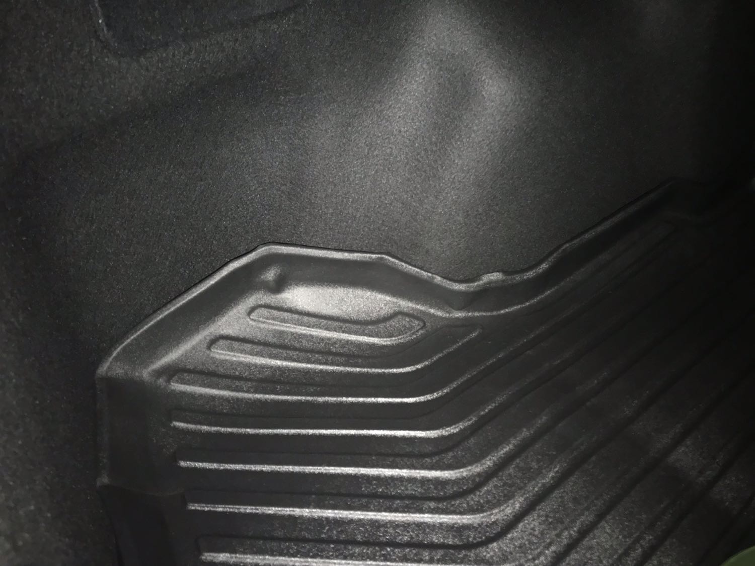 Không hài lòng !
Sản phẩm không như hình ! Nhựa mềm cong vênh( h 1) , không vừa cốp( hình 2) , thành thì mềm nhũn, không dựng được ( h3) nếu hàng có nước sẽ chảy xuống cốp
Thất vọng