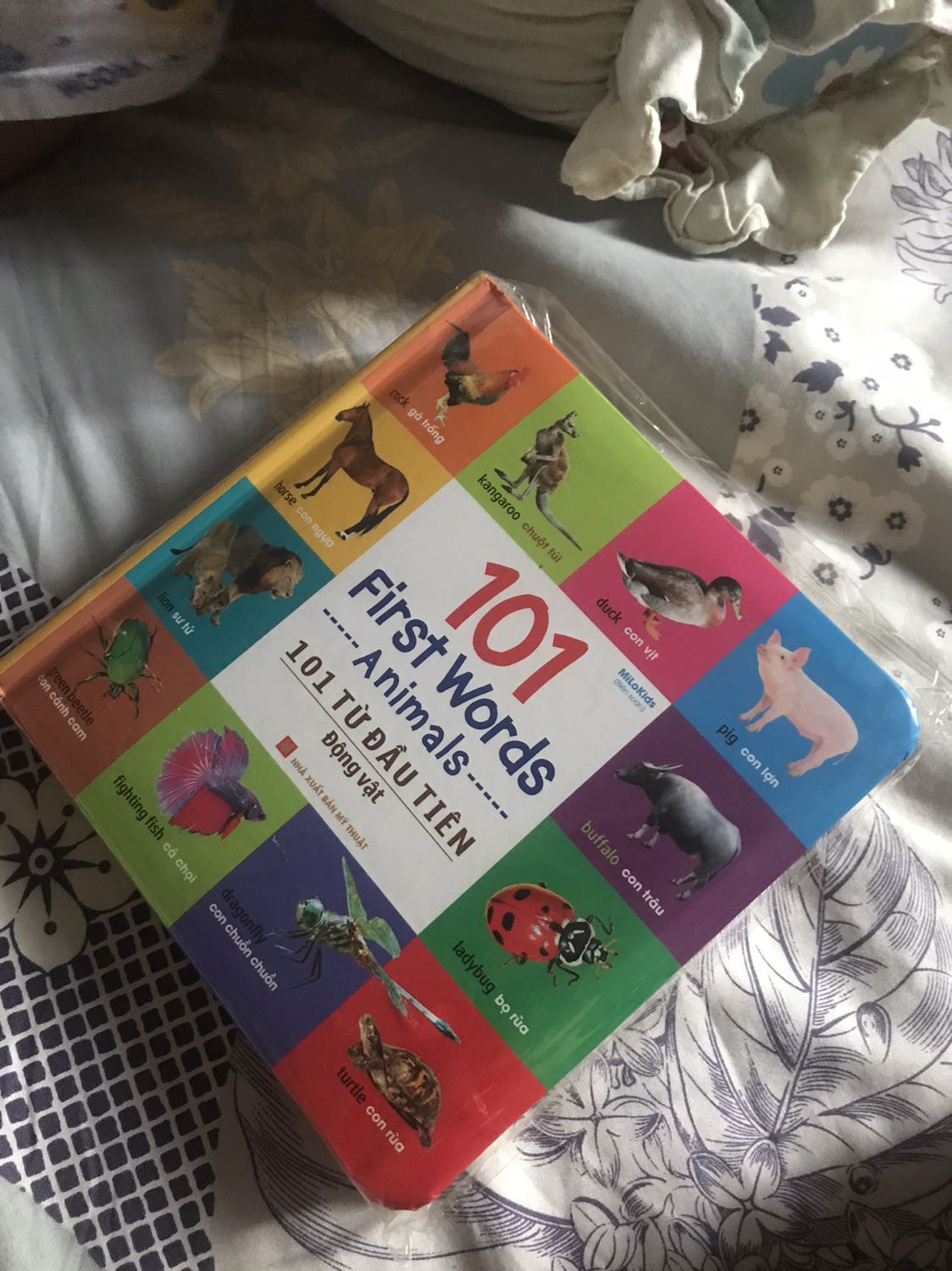 Sách in màu sắc đẹp, giấy đẹp , chữ rõ ràng. Các con vật trong sách là những động vật quen thuộc nên có thể dạy cho bé. Đánh giá: sách tốt, 5*