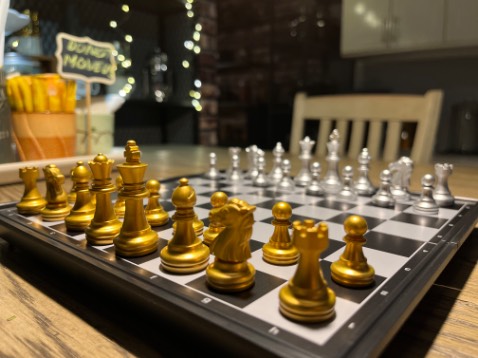 Kích thước phù hợp để bỏ túi mang theo, màu đẹp nha.
Giá xứng đáng, mua làm quà cho các bạn nhỏ. 
Để trên bàn thì nhìn hơn nhỏ. Nhưng mình thấy như vầy vừa rồi. 
Có thể sẽ ko phù hợp với ai chơi cờ cần bàn cờ lớn nhìn bao quát. Mình ko biết chơi cờ nên chém gió vậy rhôi.