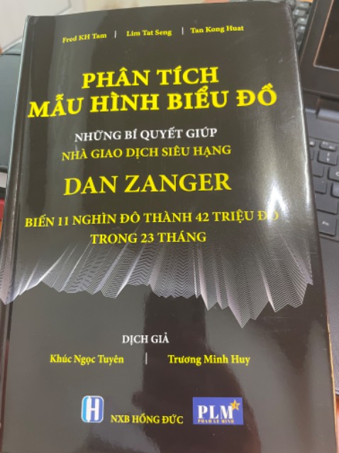 Cuốn sách chia sẻ về các mẫu hình biểu đồ đảo chiều và tiếp diễn của cổ phiếu dựa trên hành động giá và khối lượng.

Dan Zanger một nhà kinh doanh cổ phiếu đại tài đã kiếm đk lợi nhuận khổng lồ trong giai đoạn *** ông đã kiếm đk 42tr$.

Muốn thành công phải do bản thân rèn luyện mới có đk. 
Cảm ơn Tiki và a Trương Minh Huy đã đem đến người đọc nhưng cuốn sách hay như thế này.