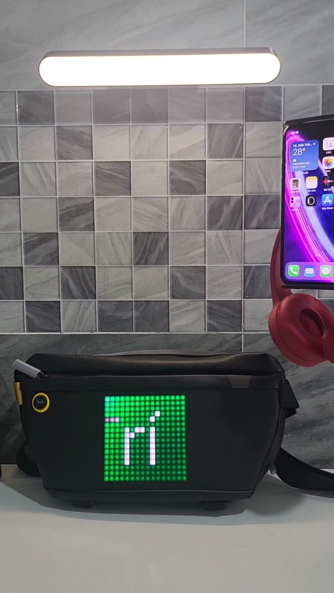 Rất độc đáo và bắt mắt, sản phẩm chắc chắn, nhiều ngăn tách biệt, dây đeo dùng móc khóa từ rất dễ dùng, được tặng nhiều quà, giao hàng nhanh