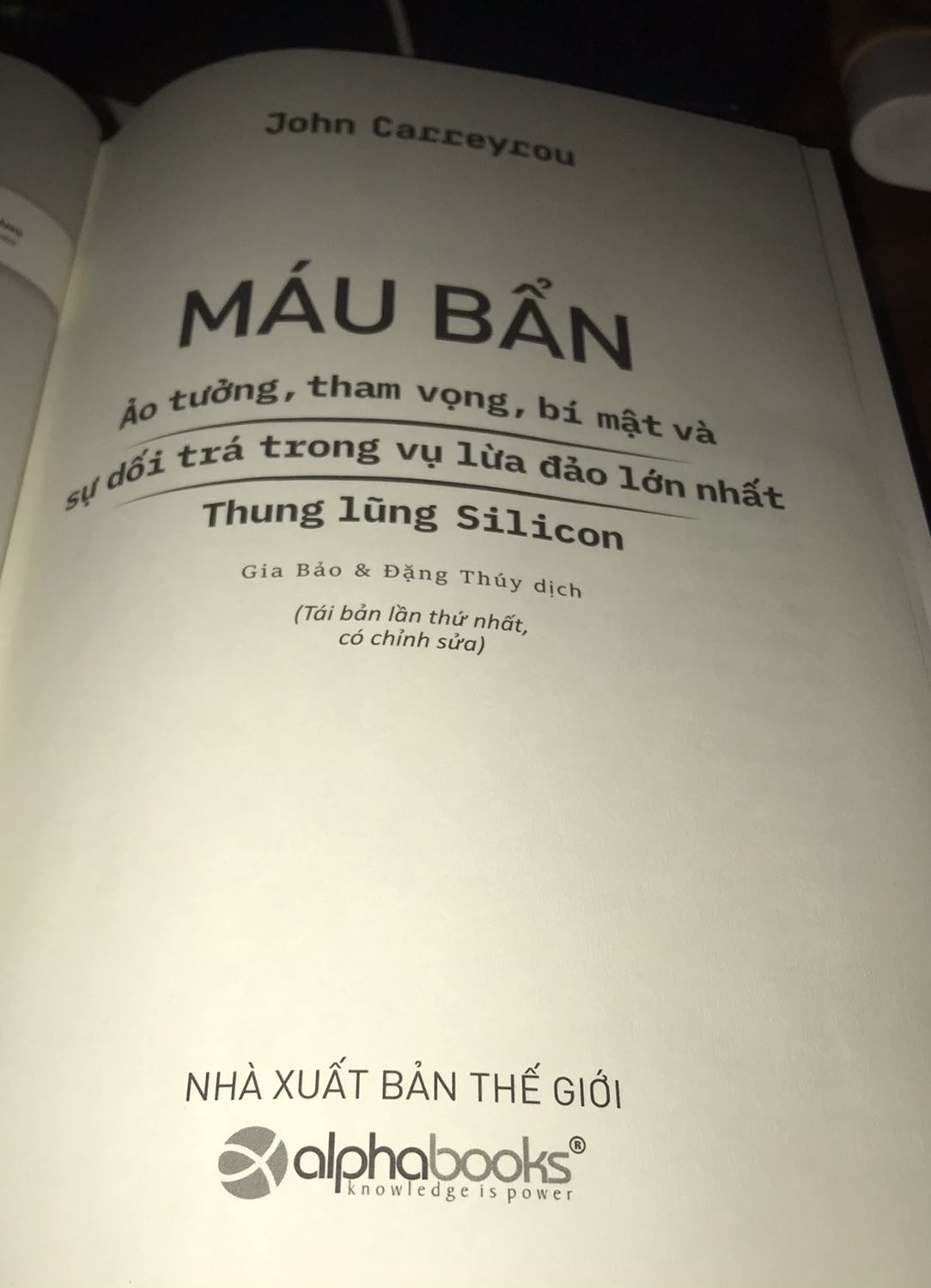 - Bìa sách mới nhận được thì cảm giác y như sách cũ, không chỉ bụi dính bề mặt không, mà mấy vết bám chặt như là để lâu ngày ở cửa sổ rồi bị bám bụi ấy ạ. Trong hình là sách khi đã dùng khen ướt lau và cầm đọc 2 tiếng ạ.
- Đế sách thì ngả vàng đậm, có mấy vết lấm lem đen nữa nhưng mình đã dùng khen ướt lau rồi.
- khoảng 40 trang đầu có lằn 1 đường dài như nếp gấp. 
- 40 trang đầu đọc khá cuốn.
- Shipper giao nhanh và thân thiện.
- Lần đầu trải nghiệm mua sách ở Tiki mà mình thất vọng hơn Sọp pi nữa huhu.
- Ở trang này mình có chụp một dòng mà có 2 chữ "với" sát nhau, không biết do mình chưa cập nhật kiến thức này hay là do in nhầm ạ, để mình tìm hiểu rồi lên chỉnh sửa sau. 
*Cảm quan không mấy hài lòng nhưng được cái giao hàng nhanh gỡ gạt!