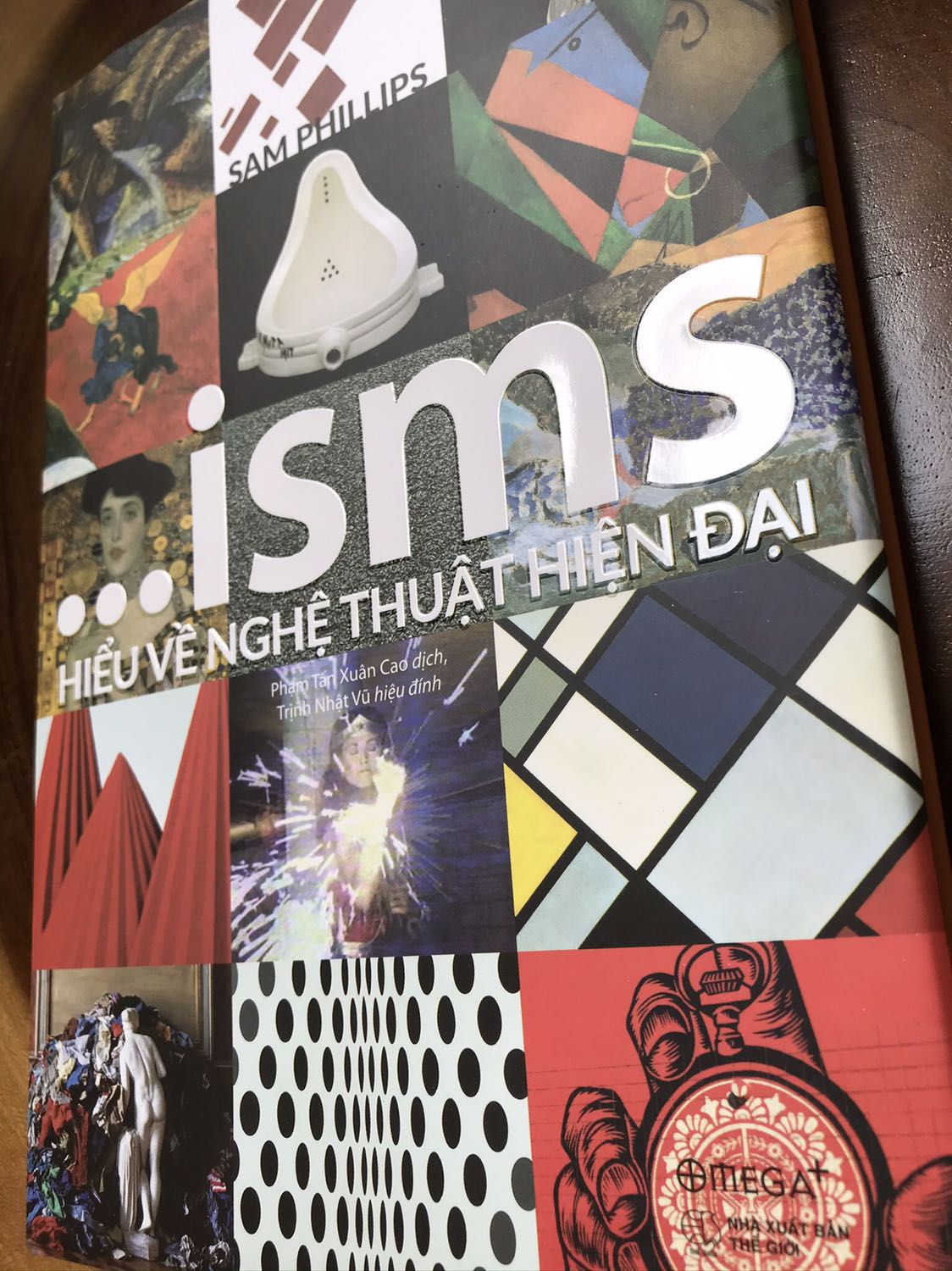 Sách đẹp, thiết kế bắt mắt, màu sắc hài hoà chuẩn mực, nội dung tổng quan đầy đủ. Tóm lại là sách đẹp