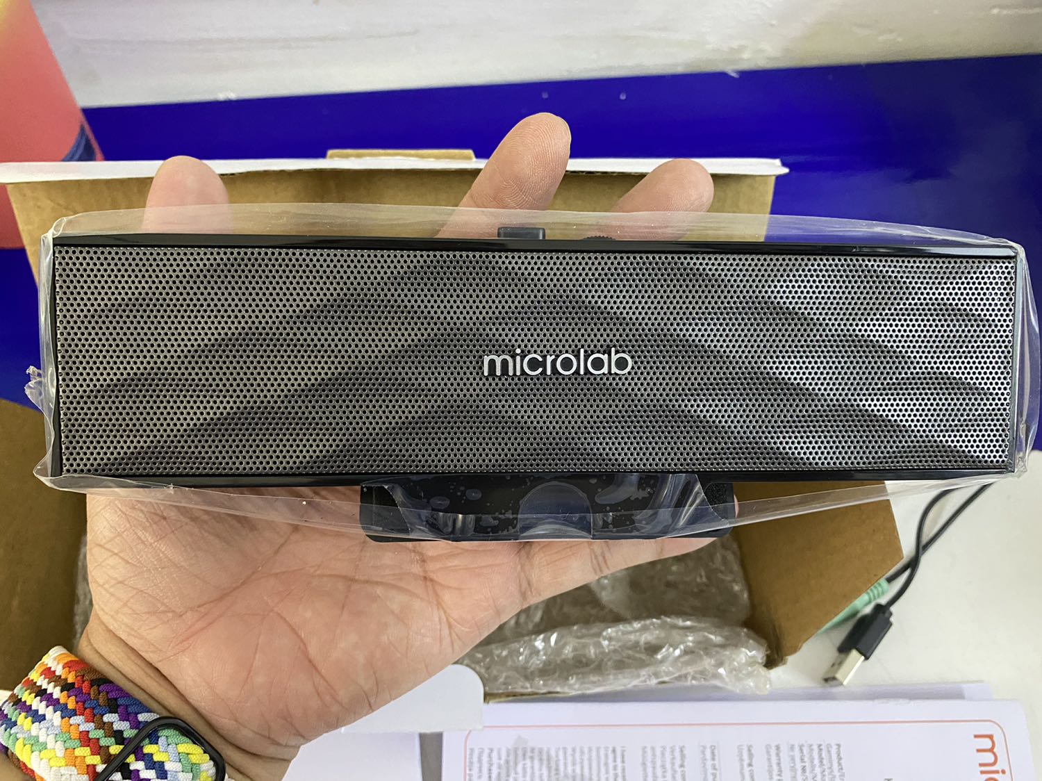 Giao nhanh. Đóng gói kỹ lưỡng, đầy đủ sách hướng dẫn. Âm thanh chỉ vừa đủ nghe. Thích hợp không gian nhỏ. Kích thước nhỏ gọn phù hợp rất dân văn phòng. Có kẹp để gắn vào cạnh của màn hình.