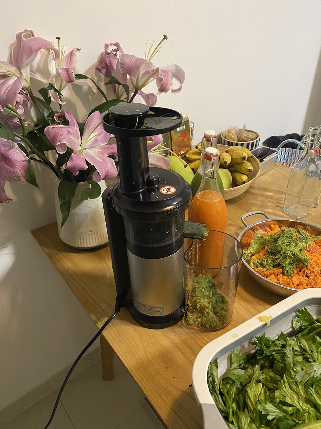 Hàng mua về có dấu hiệu tháo tem, nhưng mà mình nghĩ do để viết phiếu bảo hành. Hàng hoá mới toanh k có dấu hiệu xài rồi nên rất yên tâm.
Máy nặng tay, lắp đặt cũng một chút khó khăn đòi hỏi tỉ mỉ và để ý. 1-2 lần đầu ko quen nên khó lắp được nhưng nếu đọc kỹ lại cuốn hướng dẫn là ok. Để ý phần này nhé mọi ngươi

Về máy khi sử dụng, đúng la ép chậm thật so với máy bình thg, nhưng lợn cơn vẫn nhiều nên thanh ra sẽ mất công phu phần lọc lại lần nữa. Mình chưa xài máy ép chậm trc đây. Nên k biết tất cả các máy có như vầy không. Tuy nhiên đây vẫn là điểm trừ.
Hqua mình ép thử cà rốt thì mọi thứ trơn tru.
Qua ép thơm và cần tây thì bị kẹt. Chắc do bản chất cần tây sợi nhiều quá, lần sau mình thử cắt nhỏ hơn xem sao. Bị kẹt nên phải tháo ra gỡ các phần sợ của cần tây vướng mắc lại 2 lần mới epa tiếp đc. 

Còn lại về chất lượng máy, cách hoạt động, chất lượng nước ép ra thì mình khá hài lòng. 
Tổng quan mình vẫn đánh giá cao máy. Cũng đợi làm 1-2 lần nữa cho quen. Dù sao mây ép chậm cũng lắm công phu hơn máy thường nên đòi hỏi kiên nhẫn tỉ mỉ, cận trọng khi dùng :)