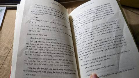 Mình nhận sách được mấy hôm, để y nguyên đấy vì chưa có thời gian. Lần đầu tiên mở sách ra đọc thì phát hiện bị nhàu nhĩ mấy trang ở giữa -___-