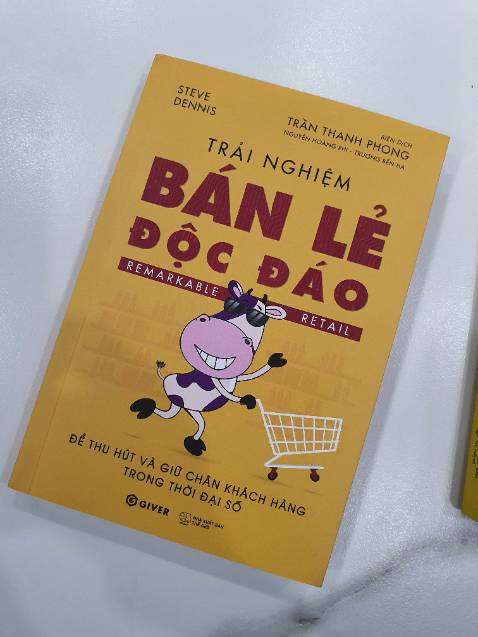 Góc nhìn thời đại về thương mại điện tử và thương mại truyền thống trong hoạt động bán lẻ. Những bài viết cả vĩ mô và vi mô trong bối cảnh những sự kiện thời đại ảnh hưởng trực tiếp đến hoạt động bán lẻ toàn cầu: covid, chuyển mình của Amazon, Alibaba....... 
    
    Khách hàng mua câu chuyện trước khi mua sản phẩm là điều ấn tượng với tôi. Câu chuyện của sản phẩm làm tôi nhớ đến câu chuyện chai nước suối thiên nhiên của Việt Nam mà tôi biết có anh bạn cũng có thể bán được nó với giá 70 nghìn/chai với câu chuyện nguồn gốc xuất xứ đặc biệt của nó.

    Cá nhân đánh giá tổng thể cuốn sách không phải toàn bộ đều hấp thụ được nhưng sẽ có nhiều kiến thức hay, những góc nhìn của tác giả ta có thể tham khảo được.