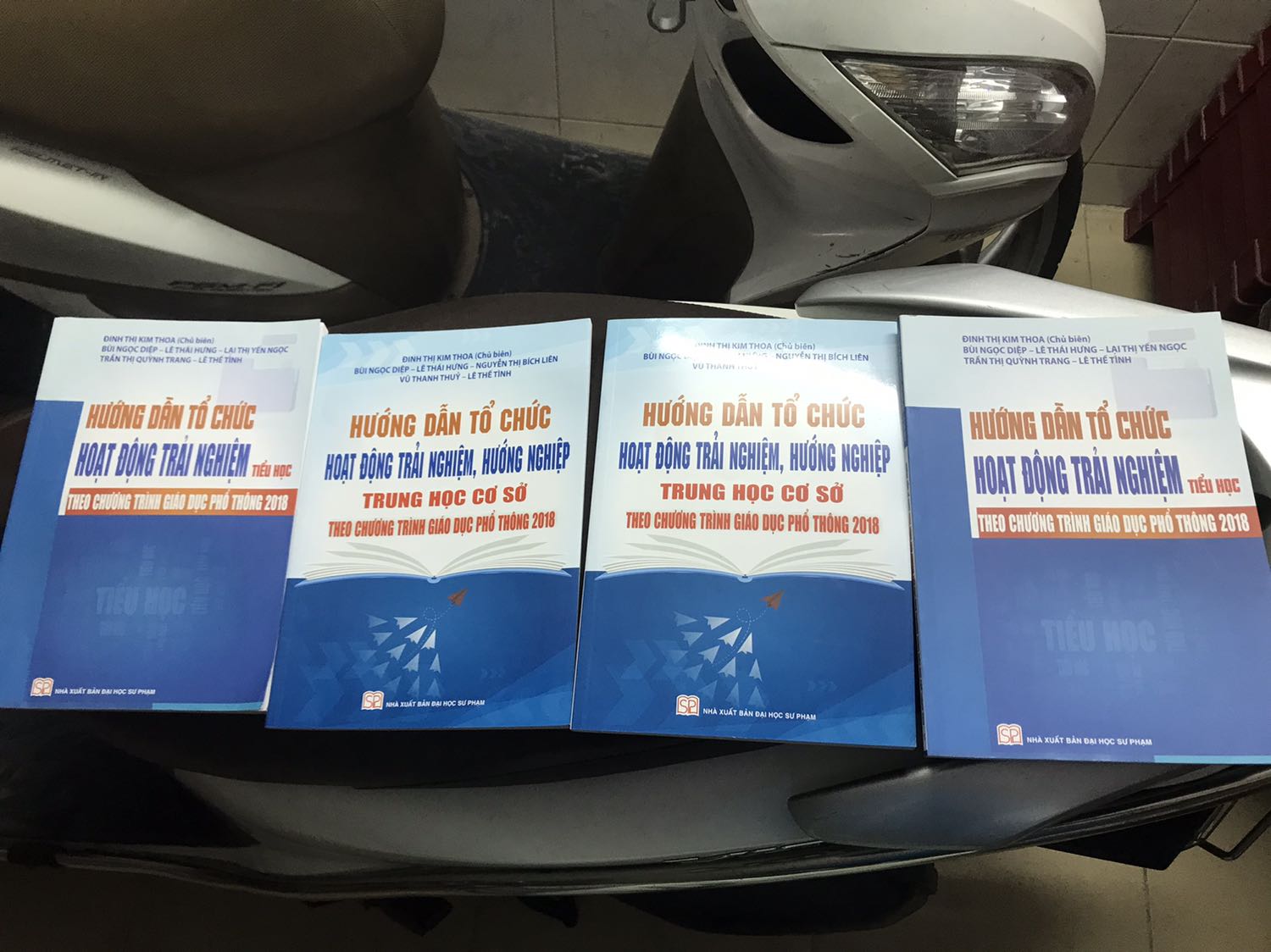 Hai đơn hàng liên tục đều giao phiên bản cũ, trong khi mình đặt mua là theo Chương trình giáo dục phổ thông mới