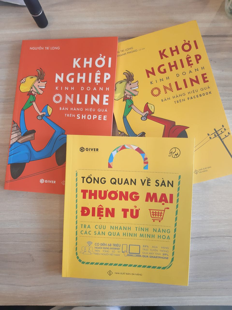 Trời ơi mình bị lọt hố bộ Khởi nghiệp KD online, nếu đọc cuống tổng quan sàn TMĐT để năm sơ lược về các sàn thì bộ Khởi nghiệp KD online lại đi vào chi tiết và dự là sẽ giải đáp được rất nhiều thắc mắc của "dân mới" vào nghề bán hàng online, giải đáp 1 cách bài bản và cụ thể.