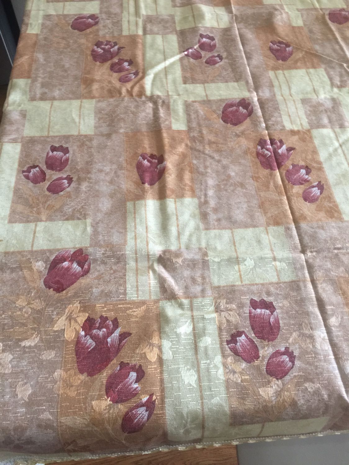 Khăn trải đẹp tuyệt vời, chất lượng tốt. Tiki giao hàng đúng hẹn.