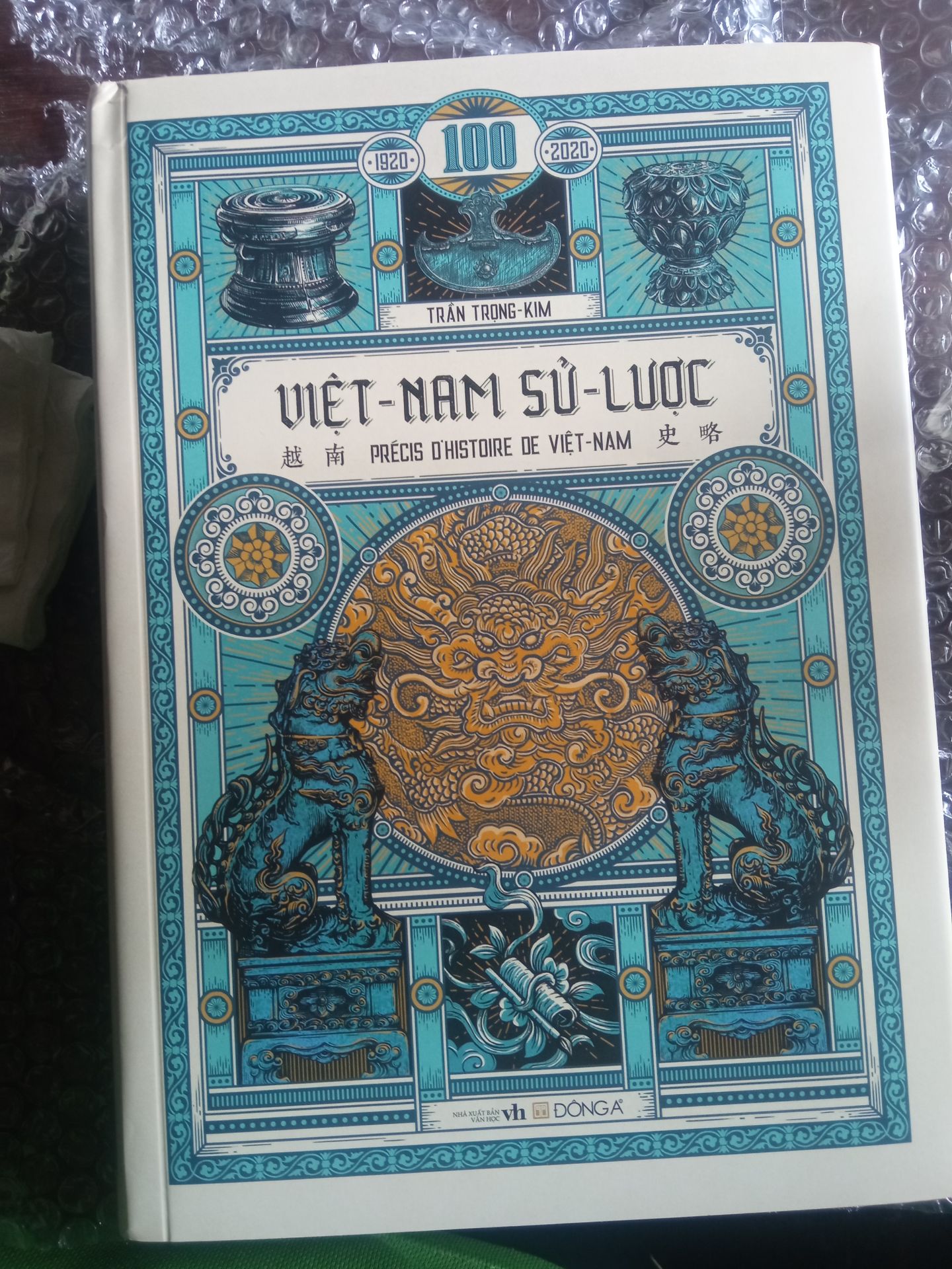 Có nhiều chỗ bán sách giá rẻ hơn ở Bình Books, nhưng mình vẫn đặt sách ở Bình vì mình xem đánh giá thấy Bình gói sách rất cẩn thận và có tâm. Mình chấp nhận trả một mức giá cao hơn vì độ chỉnh chu với cuốn sách. 
Sau khi nhận sách thì Bình Books không làm mình thất vọng 💁
