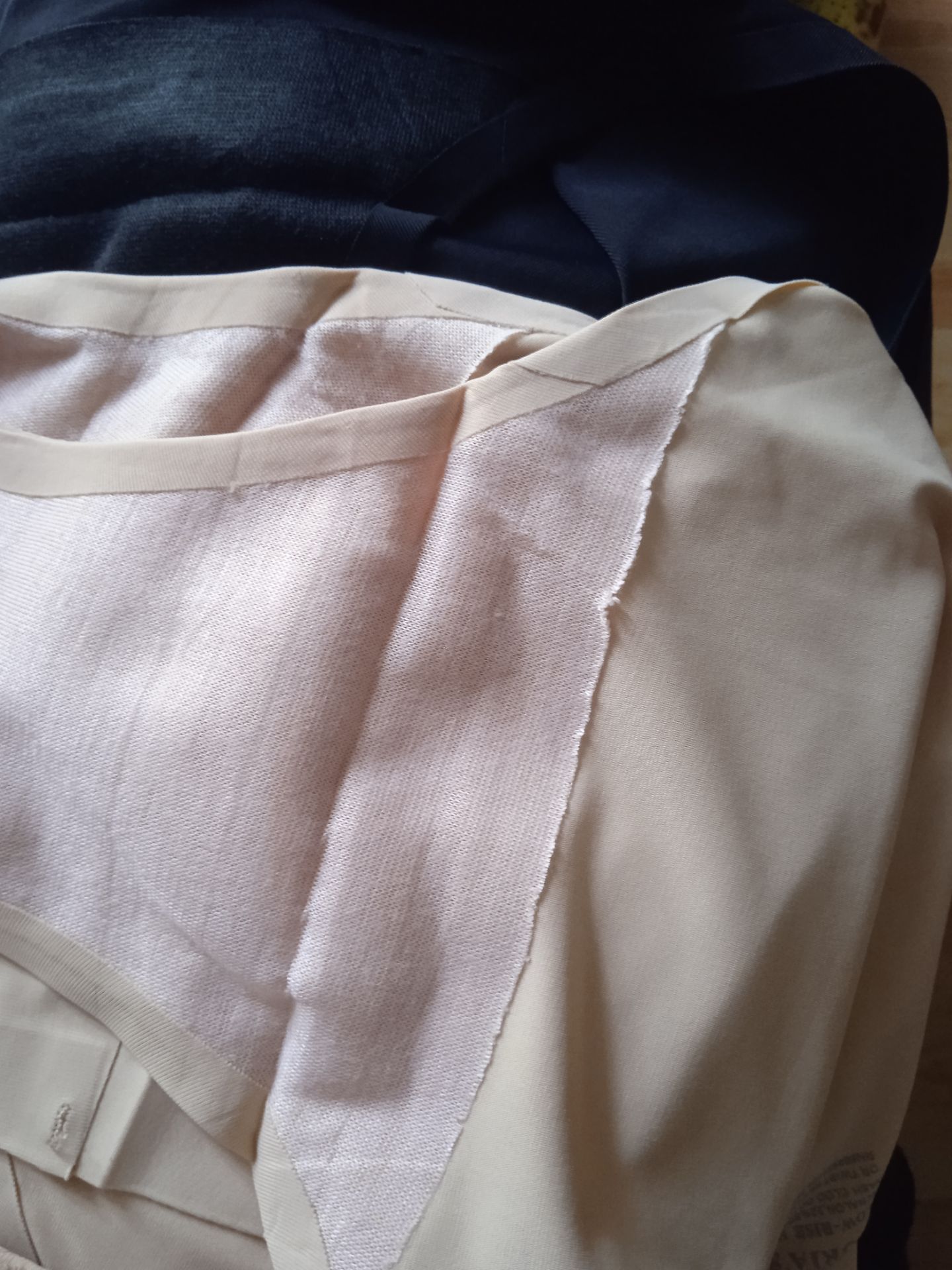 Giao đúng, đủ ,nhưng dính keo rất nhiều, khi tách ra làm tơi chỉ ,quần đúc su nhưng thật ra là dán bằng keo ,vết cắt hơi bị cẩu thả, nhìn kỹ hình ảnh, thật ra làm t thất vọng ,lần đầu tiên mua của shop ,nhưng nói chung tất cả chỉ ổn thôi !