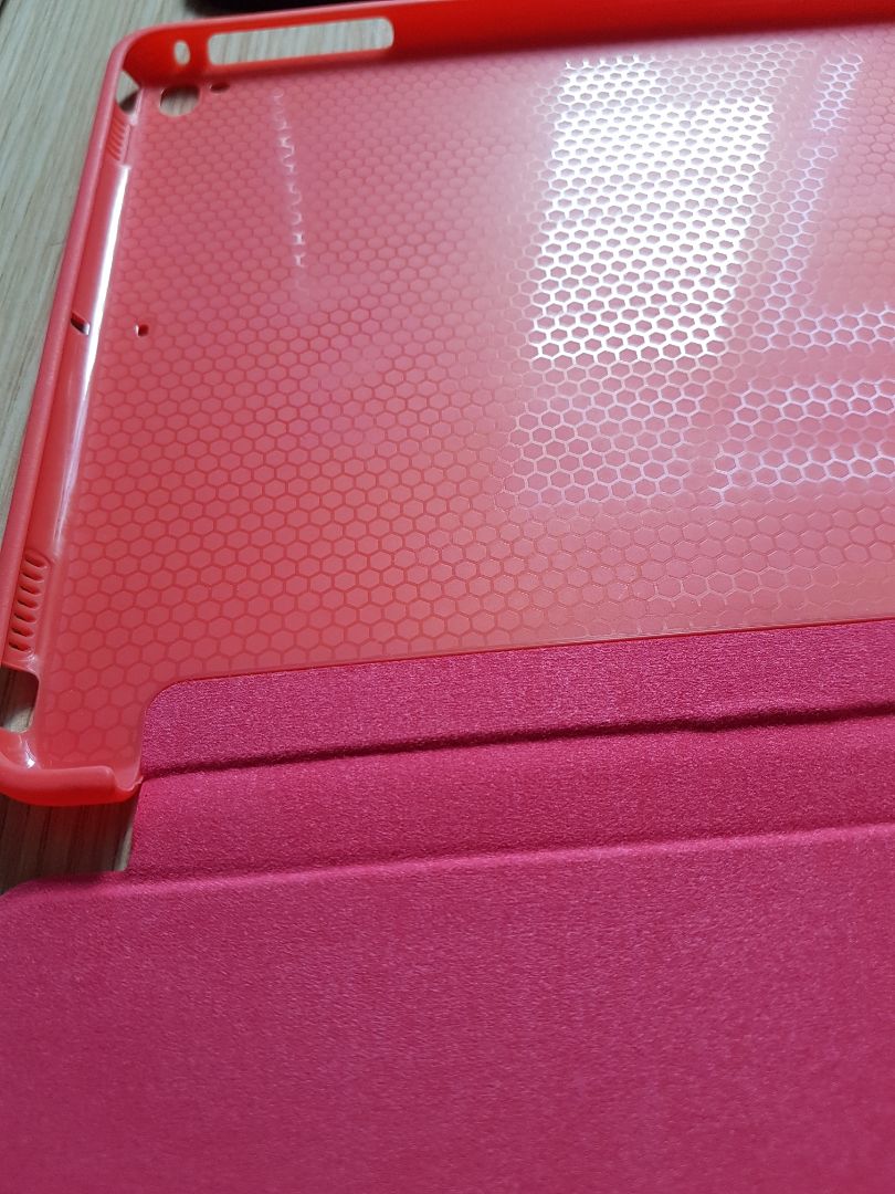 Đẹp. Đúng màu sắc. Mặt ngoài cover là nhựa bóng, mặt trong lót nỉ, mặt lưng nhựa sần, khung cao su mềm, dễ lắp, khít và chắc chắn. Cover có nam châm để tắt màn khi đóng cover. Chất lượng tốt, mình rất hài lòng với sản phẩm.