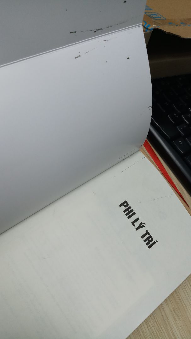 Thật sự Tiki đã làm thất vọng lần này.
1. Bỏ hơn 100k mua một cuốn sách cũ đã bị đọc qua chương 1.
2. Bìa sách ko còn mới, và bên trong trang lót dính bẩn bụi.
3. Khi tiến hành đặt hàng mình đã tick vào bookcare nhưng vẫn ko được bọc mặc dù tài khoản mình còn nhiều bookcare.
Đặt 1 tuần mới có, nhưng nhận hàng thật thất vọng.