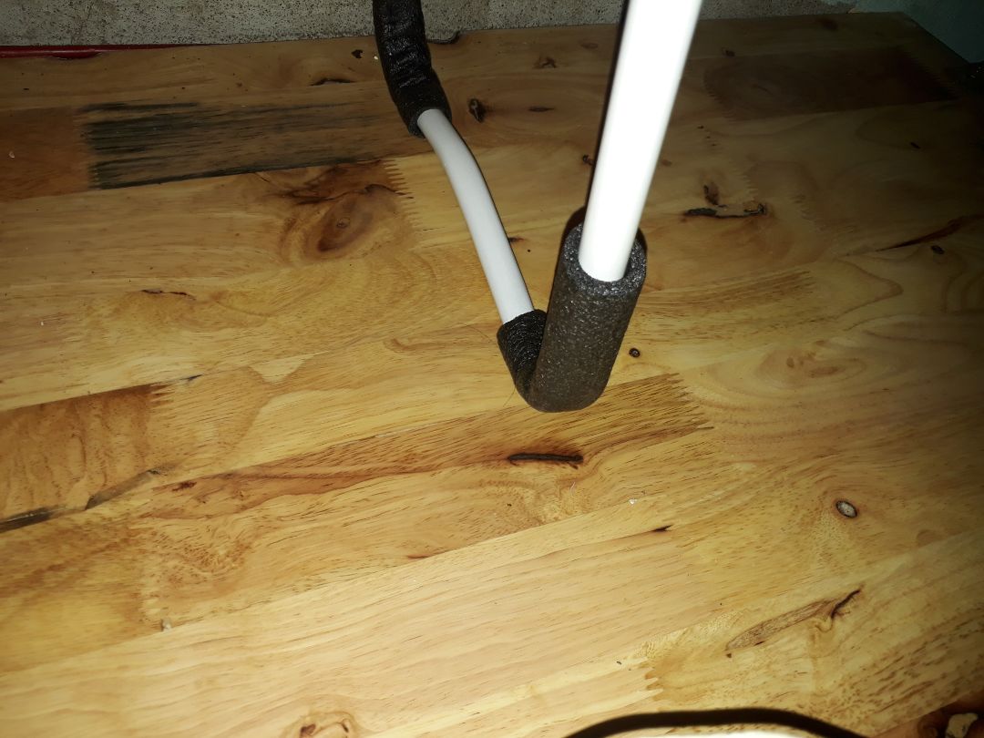 mà cái miếng chống trượt là bằng mút xốp chứ k phải miếng cao su. không bị nứt đóng gói rất kĩ 5 sao mà cái miếng chống trượt là bằng mút xốp chứ k phải miếng cao su. không bị nứt đóng gói rất kĩ 5 sao