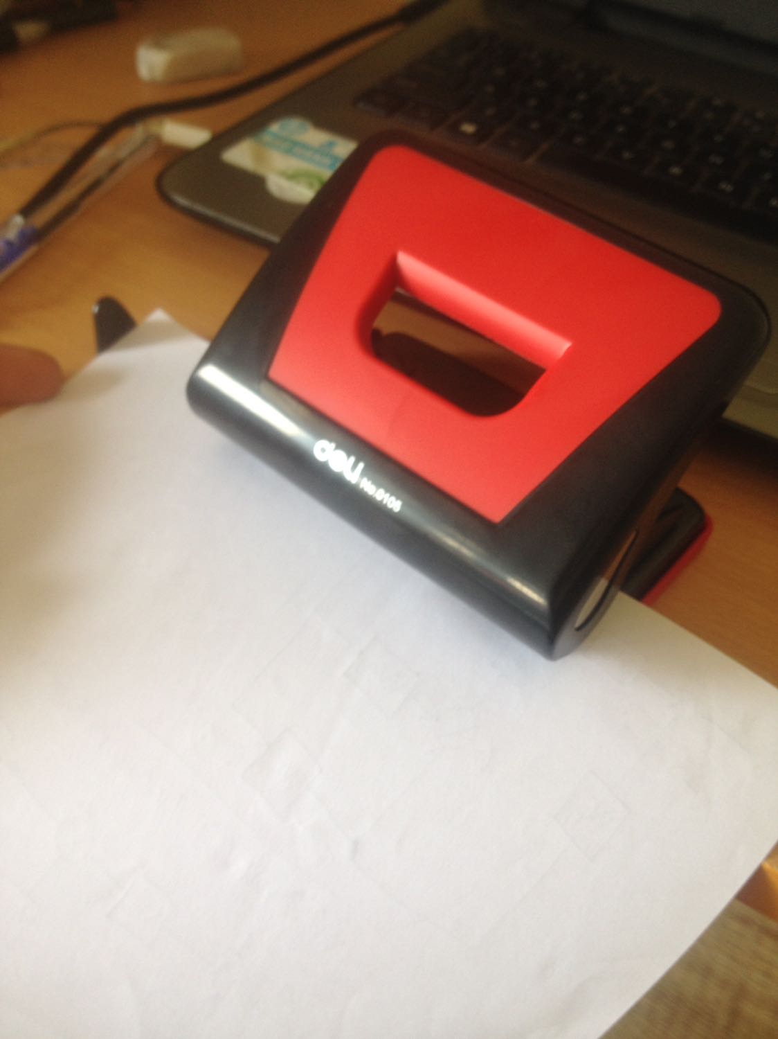 Mình cực thích sản phẩm bấm lỗ này. Bấm rất tiện và lỗ bấm sắc nét. Trên sản phẩm có thước, giúp cố định tờ giấy để giúp lỗ ở chính giữa. Thang E dùng cho chiều rộng tờ giấy và thang S dùng ho chiều dài. Sản phẩm của Deli lúc đầu sẽ loay hoay, nhưng khi dùng được rồi thì rất sướng, vì giá cả phải chăng mà cực kì bền, đẹp, tốt. 
Trước khi dùng phải bỏ chốt ra thì mới bấm được.