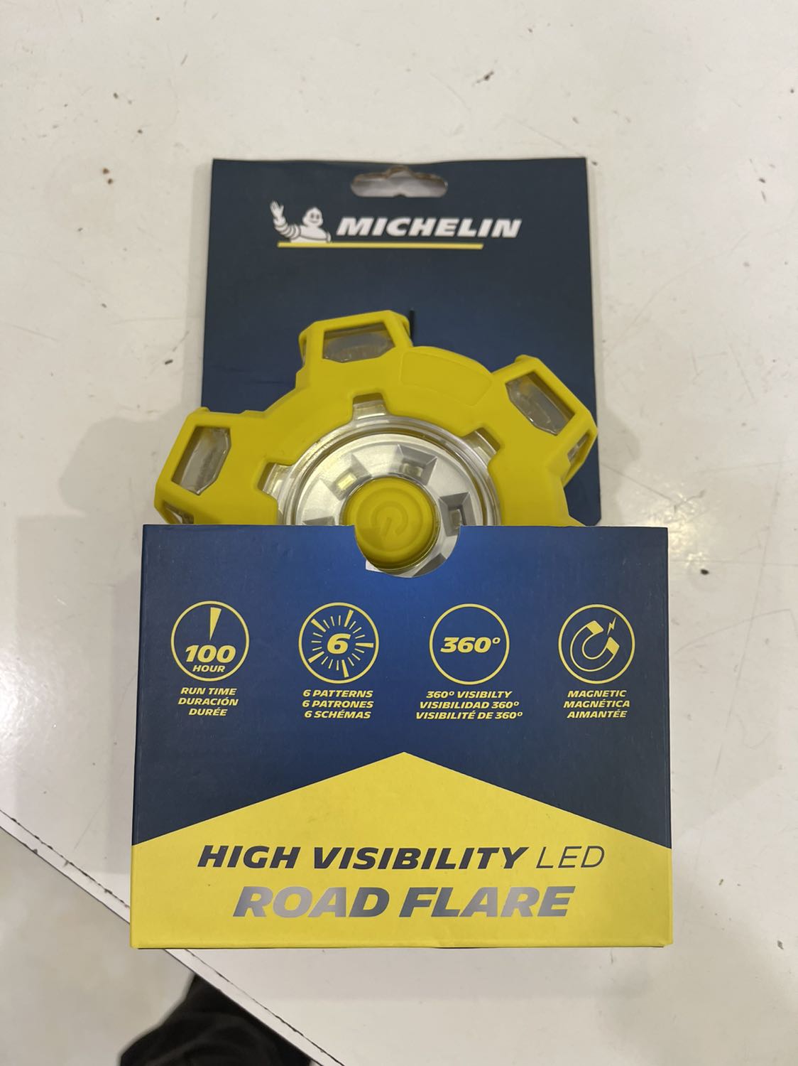 Vừa nhận xong tháo ra thì thấy pin chảy cả nước, không sử dụng được, như kiểu hàng cũ, vứt xó lâu năm. Bó tay thật, giao hàng mà không thèm kiểm tra. Vừa nhận xong tháo ra thì thấy pin chảy cả nước, không sử dụng được, như kiểu hàng cũ, vứt xó lâu năm. Bó tay thật, giao hàng mà không thèm kiểm tra.