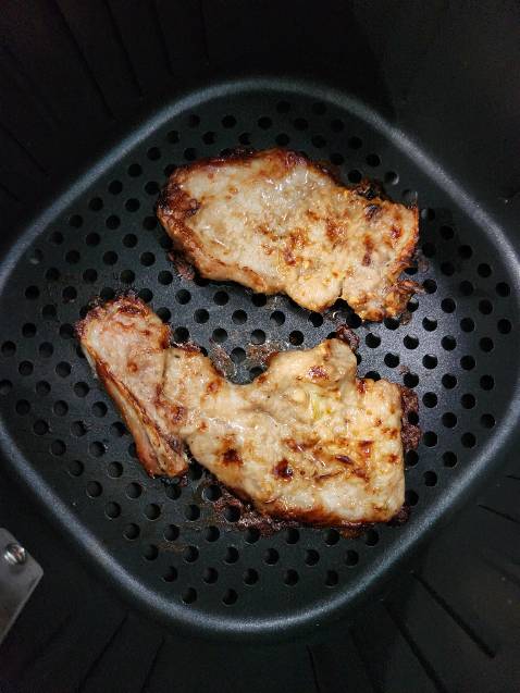 Shop giao siêu nhanh, đặt 11h đêm hôm trước thì 2h chiều hôm sau đã nhận được. Thùng hàng được đóng gói cẩn thận, nguyên vẹn. Shipper nhiệt tình hỗ trợ kiểm tra hàng.
Mình không biết sử dụng, google từ từ cũng ra được món sườn tạm gọi là thành công.
Cảm ơn Tiki