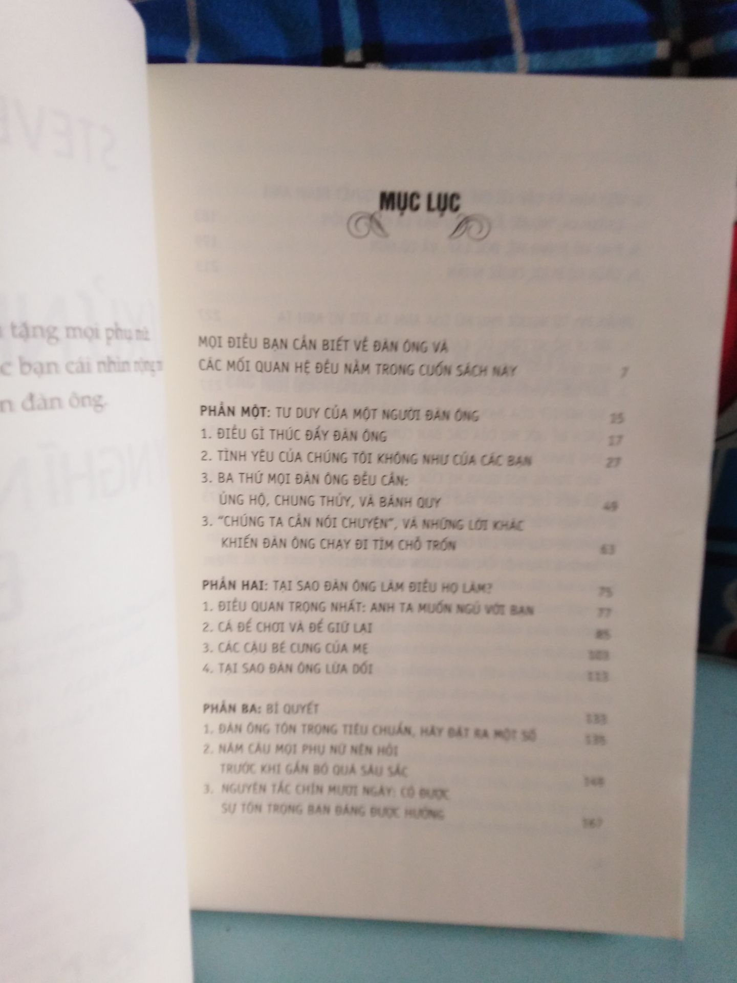 * vận chuyển : Lâu, trễ hơn 1 ngày so với dự định
* đóng gói : ko chắc chắn, móp méo ko thể tả, nhưng cũng may gáy sách ben trong ko bị gì!
* nội dung : trước tien mình xin khẳng định đây ko phải là sách self-help, nội dung nghiêng về tâm lý của đàn ông hơn. Nó phù hợp với các quí cô muốn tìm hiểu tâm lý của đàn ông ntn trong các quá trình hẹn hò, bánh quy,...

MÌNH THẤY ĐÂY LÀ QUYỂN SÁCH ĐÁNG ĐỂ CSC QUÍ CÔ ĐỌC ??
mình mua với giá 65k thui do đc sale kkk