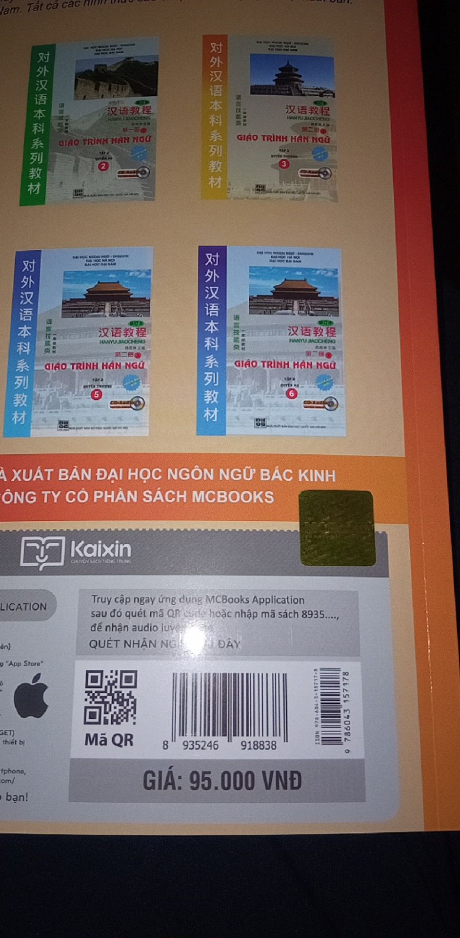 Giao hàng nhanh cực, tuyệt vời

DỊCH BÀI KHOÁ
 BÀI 1- TỒI LÀM ĐÚNG HẾT RỒI
- Hôm nay cậu thi cử thế nào rồi?
- Lần này thi không được tốt. Đề nhiều câu quá, tớ chưa làm xong hết. Cậu làm xong hết chưa?
- Lớp làm xong hết rồi, nhưng mà làm không đúng hết, làm sai mất 2 câu cho nên thành tích sẽ không tốt lắm.
- Câu ngữ pháp không khó lắm, tớ nghĩ tớ làm đúng hết rồi. Nghe nhìn khá là khó, rất nhiều câu tớ nghe không hiểu.
- Tớ cũng không biết mình có làm đúng không. Từ điển của tớ đâu rồi nhỉ?
- Tớ không nhìn thấy từ điển của cậu. Cậu tìm nó làm gi?
- Để tớ tra 1 từ, xem làm đúng hay không... Toi rồi, viết nhầm rồi, là từ "得" này mà tớ viết thành từ "的" này rồi.
- Đừng tra nữa, cậu nên nghỉ ngơi đi. Mau mở máy tính ra, xem đĩa phim mà cậu mua đi.
- Tớ vẫn chưa giặt xong quần áo, còn phải viết thư lại cho em gái nữa .
- Xem phim xong rồi giặt đi
 BÀI 2- XEM PHIM XONG RỒI MỚI LÀM BTVN.
- Ăn xong bữa tối, tôi và Marry về đến kí túc xá. Mary nói, Điền Phương đã muợn cho cô ấy 1 quyển sách, quyển sách gồm rất nhiều câu chuyện ngắn, rất thú vị. Tôi hỏi cô ấy, bạn đã xem xong chưa? Cô ấy trả lời, vẫn chưa xem xong, tớ mới xem đến trang 30.
Tôi hỏi Marry: " cậu xem có hiểu hết không?"
Cô ấy trả lời: " có chỗ hiểu nhưng vẫn có chỗ xem không hiểu"
"Có thể cho tớ xem không?"
"Đương nhiên rồi "
Tôi xem xong 2 câu chuyện ngắn, cũng cảm thấy rất thú vị. Xem đến chỗ thú vị liền muốn cười. Tôi nói với Marry: " Chúng ta có thể dùng những câu chuyện ngắn này để luyện hội thoại"
Marry nói: " luyện tập như thế nào?"
"Tớ đọc xong 1 câu chuyện rồi hỏi cậu vài câu xem cậu có thể trả lời không nhé, cậu cũng sẽ đọc 1 câu chuyện xong rồi hỏi tớ vài câu hỏi xem tớ có thể trả lời không."
Marry nói:" Đây đúng là 1 cách làm hay"
Tôi đọc xong 1 câu chuyện, Marry nghe hiểu rồi. Tôi hỏi cô ấy 5 câu, cô ấy trả lời đúng hết. Cố ấy đọc xong 1 câu chuyện, gập sách lại, hỏi tôi nghe đã hiểu chưa, tôi nói có chỗ vẫn chưa hiểu, cô ấy mở sách ra, lại đọc lại lần nữa tôi mới nghe hiểu. Cô ấy cũng hỏi tôi 5 cấu, tồi trả lời đúng 4 câu, sai 1 câu.
Chúng tôi vẫn chưa luyện tập xong liền nghe thấy Anna ở ngoài cửa gọi chúng tôi. Tôi mở của rồi hỏi cô ấy:" Có chuyện gì vậy?"
" Tối nay ở sảnh có chiếu phim, các cậu đi xem không?"
" Phim gì vậy?"
"Phim mới, tớ không biết tên gì, Điền Phương nói bộ phim này rất hay"
" Muốn xem quá, nhưng mà bài tập hôm nay tớ vẫn chưa làm xong, bài khó cũng đọc chưa thuộc lắm,"
Anna nói:" Tớ cũng chưa làm xong, xem phim xong rồi hẵng làm đi"
Nói xong, 3 người chúng tôi liền ra sảnh xem phim. Đến 9 h chúng tôi mới xem xong. 9 h rưỡi tôi mới bắt đầu làm bài tập. Làm xong bài tập thì đã 10 h rưỡi tối rồi.