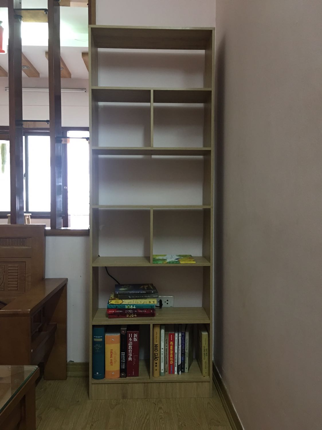 Tủ đẹp hơn mình nghĩ, cảm giác đáng tiền. Các bạn ở shop phản hồi nhanh ngay cả tối muộn, hướng dẫn nhiệt tình rồi hôm sau còn hỏi thăm lại xem mình lắp được chưa nữa. 
Các thanh gỗ có vẻ cứng cáp nên chắc để sách không bị võng xuống như mấy tủ khác. Còn mấy tấm ốp lưng nữa nhưng mình đang chưa đóng vào tủ được. 
Tự lắp thì hơi đau tay vì tua vít được cho khá bé, nếu được mọi người đeo găng tay hoặc dùng tua vít cứng cáp một chút thì sẽ đỡ hơn. Lúc lắp đọc kĩ hướng dẫn với từng phụ kiện đi kèm thì lắp cũng khá đơn giản. Chú ý sự khác biệt của hai mặt gỗ để đỡ lắp nhầm nữa. Chắc khó hiểu nhất là cái vít cam, mọi người hỏi luôn shop hoặc tìm ở youtube cho chắc. 
Hôm qua mình lắp được một nửa thì làm hỏng đầu vít, đêm muộn rồi nên đành đi ngủ trong sự bứt rứt. Sáng dậy sớm chưa ai mở cửa bán tua vít nên đành đi mượn bộ phận kĩ thuật của toà nhà. Lắp xong mới thấy vui vẻ hân hoan đi làm.
Nói chung là mình ưng cái tủ này, nếu có dịp sẽ mua thêm hàng của shop.