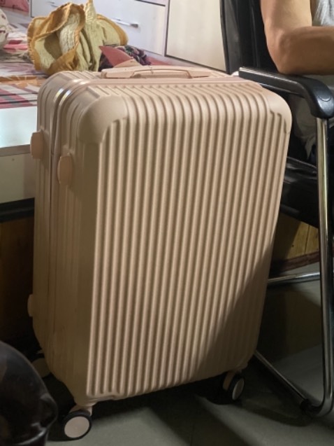 Nhẹ. Đẹp, mà đặt nhầm size nên hơi to :(