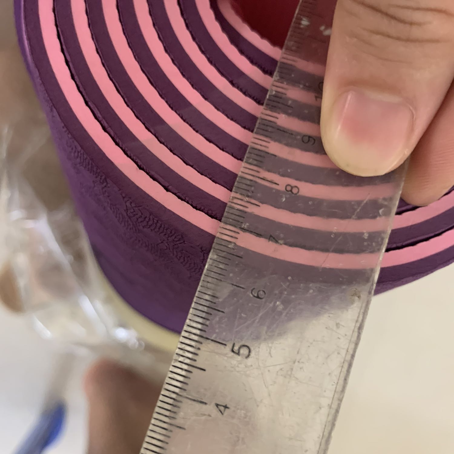 Thảm rất đẹp và hoàn thiện, ko 1 vết xây xước dù tình trạng xây xước là rất phổ biến khi tôi mua nhưng thảm khác trc đây.
Vân định tuyến in rất sâu và sắc nét, rõ ràng.
Túi và dây buộc đầy đủ nha
Hoa văn thảm cũng đẹp nữa